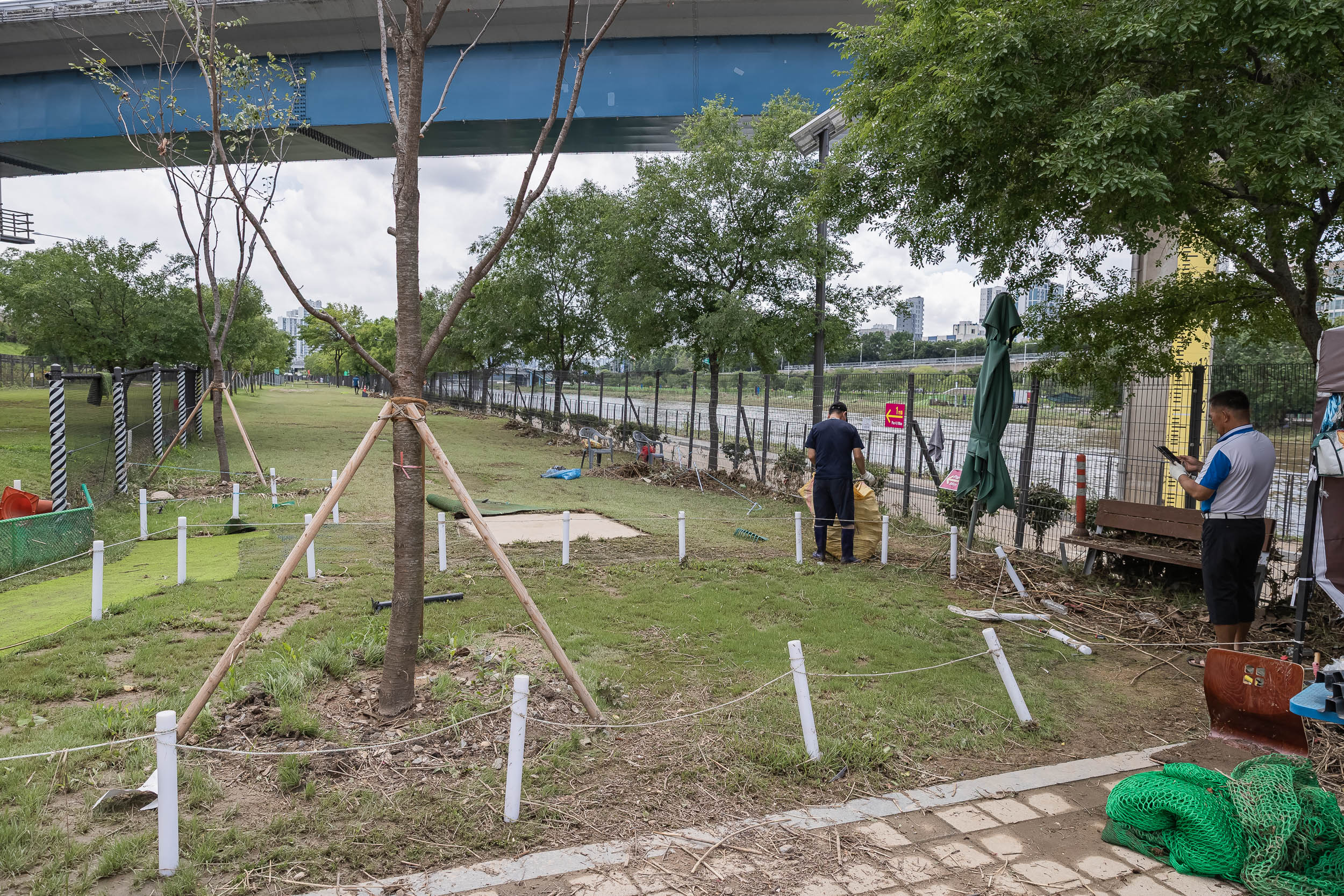 20250720-중랑천 체육공원 수해복구현장 청소작업자 위문 방문 20250720-10448_L_175638.jpg