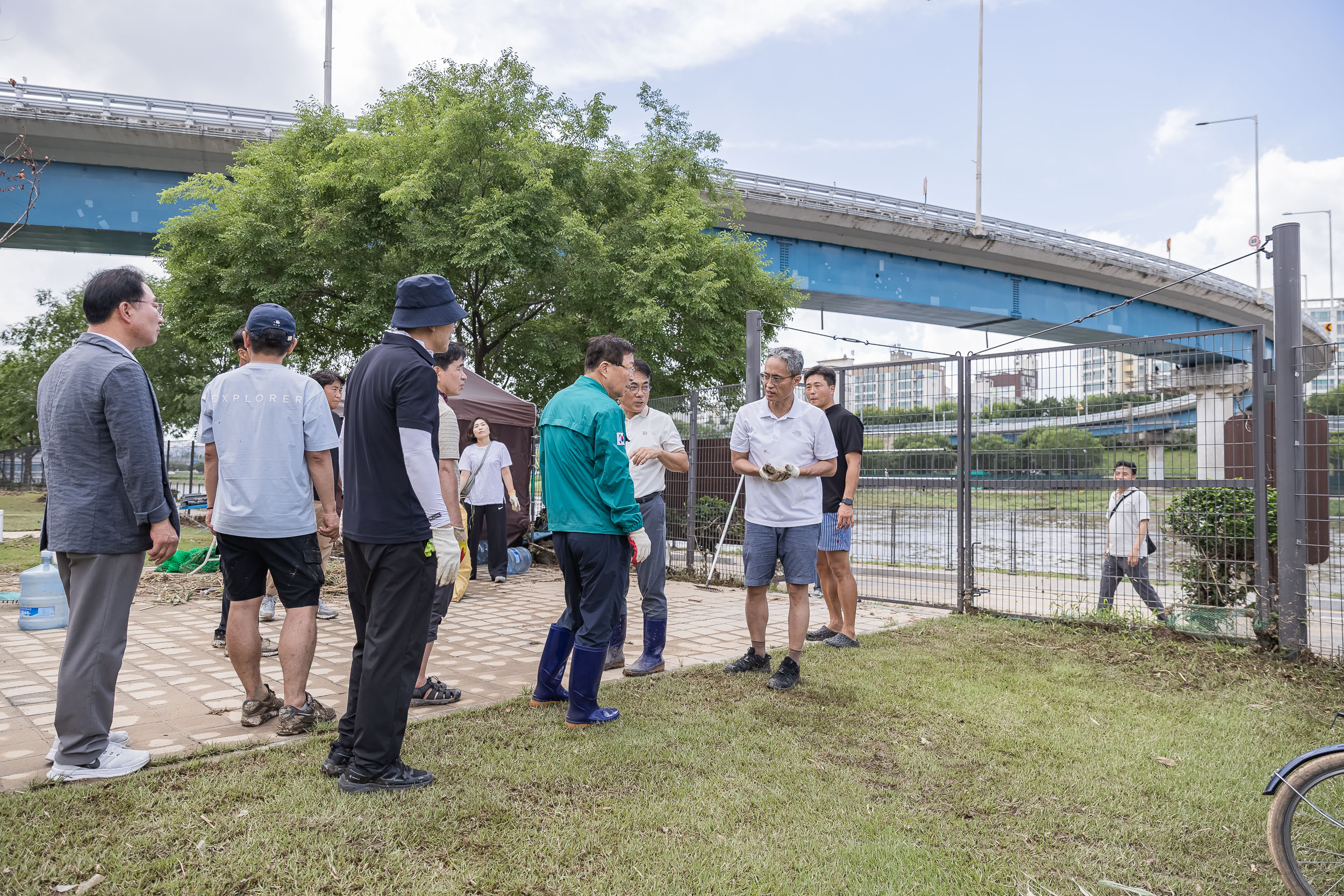 20250720-중랑천 체육공원 수해복구현장 청소작업자 위문 방문 20250720-10451_L_175638.jpg