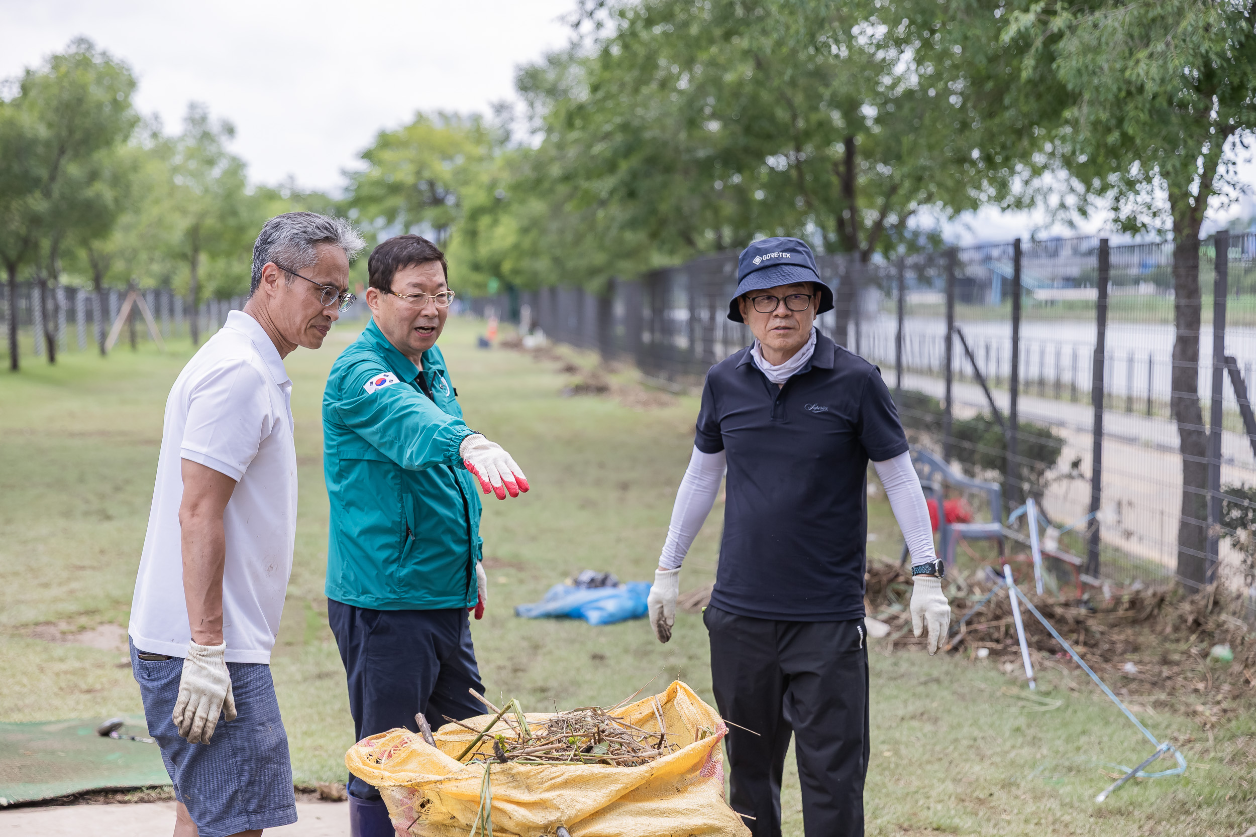 20250720-중랑천 체육공원 수해복구현장 청소작업자 위문 방문 20250720-10489_L_175638.jpg