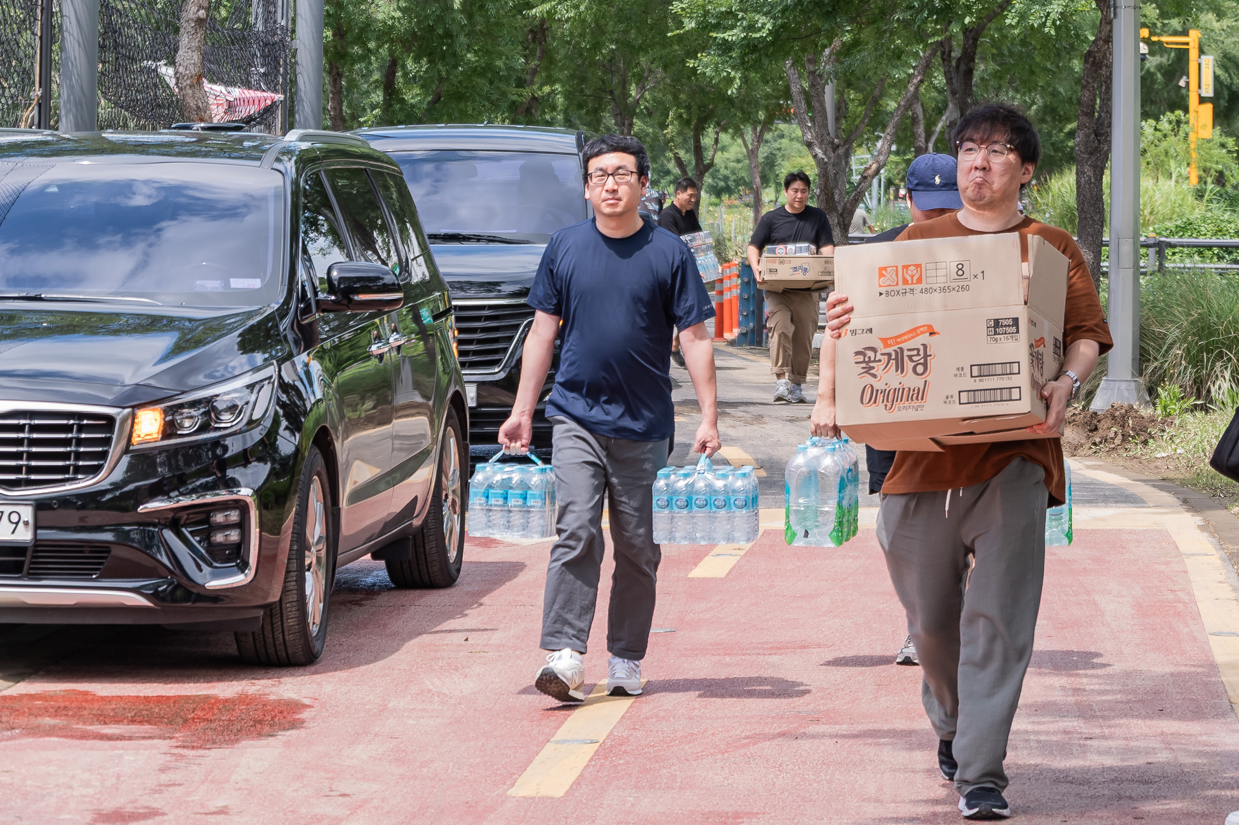 20250720-중랑천 체육공원 수해복구현장 청소작업자 위문 방문 20250720-11167_L_175638.jpg