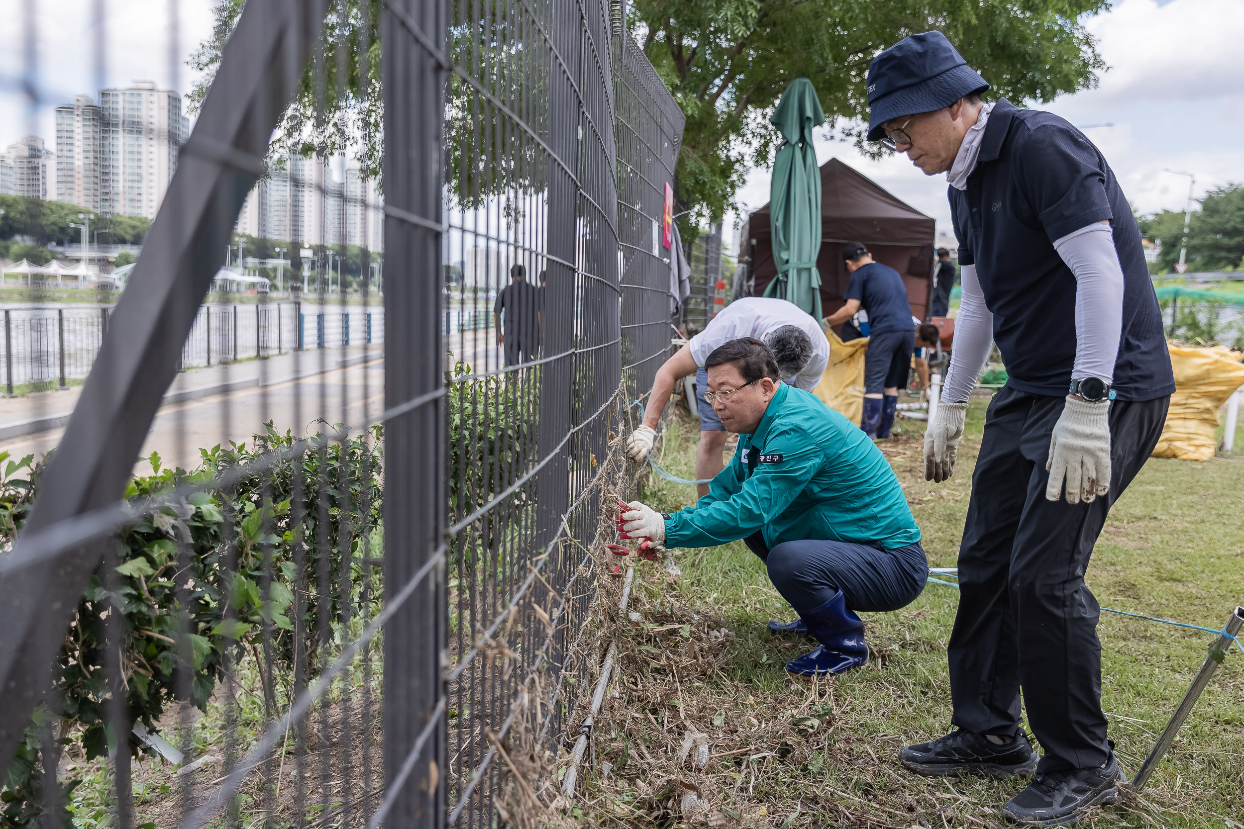 20250720-중랑천 체육공원 수해복구현장 청소작업자 위문 방문 20250720-10507_L_175638.jpg