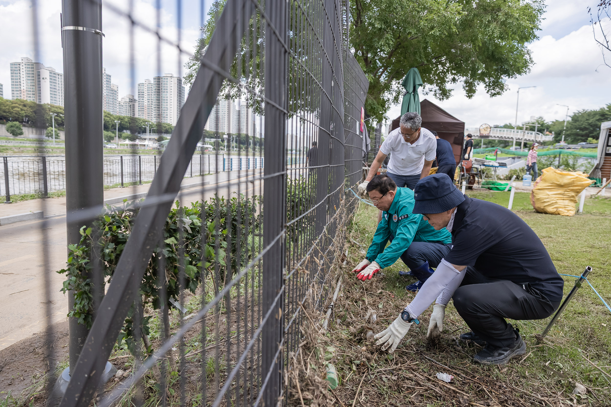 20250720-중랑천 체육공원 수해복구현장 청소작업자 위문 방문 20250720-10524_L_175638.jpg