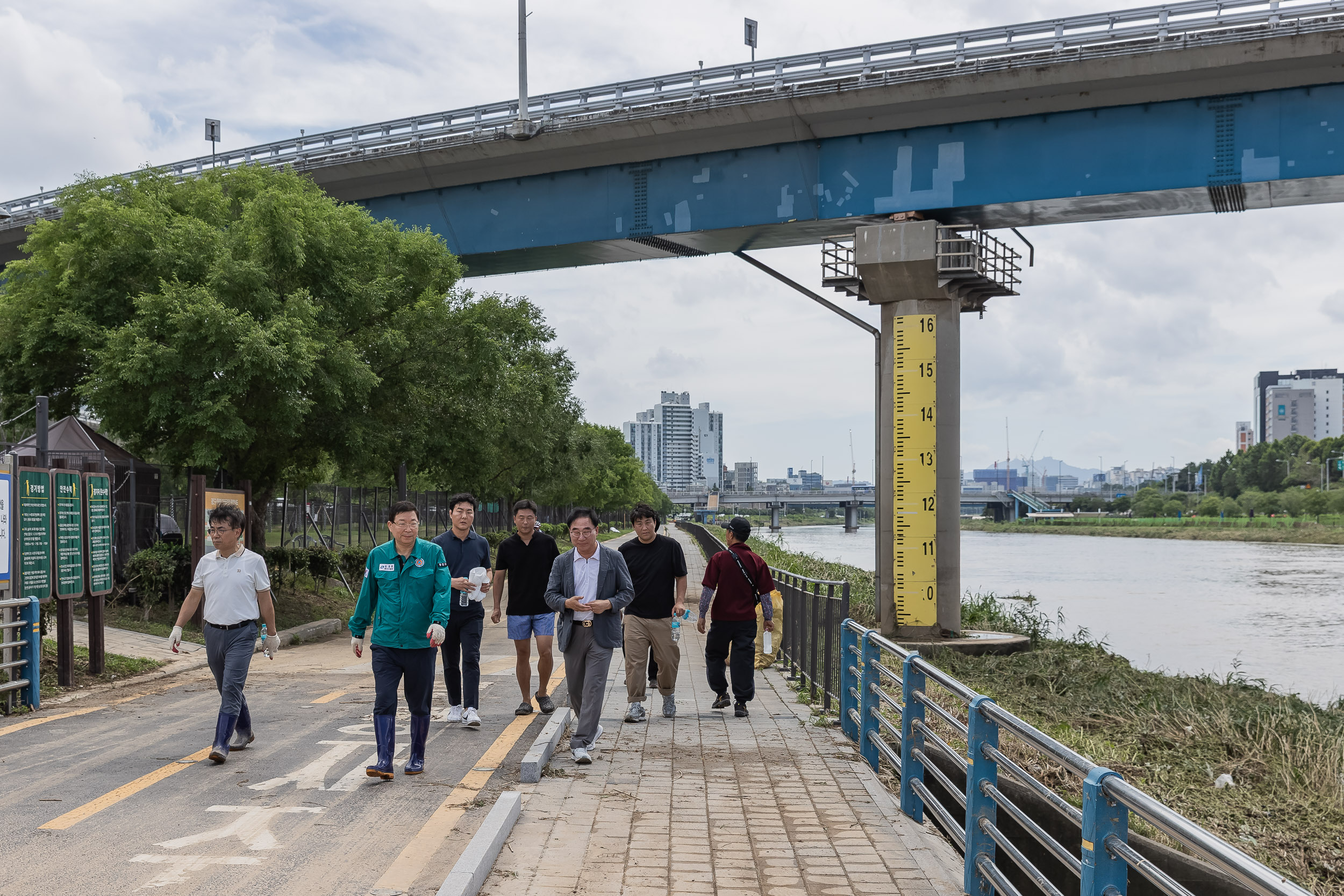 20250720-중랑천 체육공원 수해복구현장 청소작업자 위문 방문 20250720-10577_L_175638.jpg