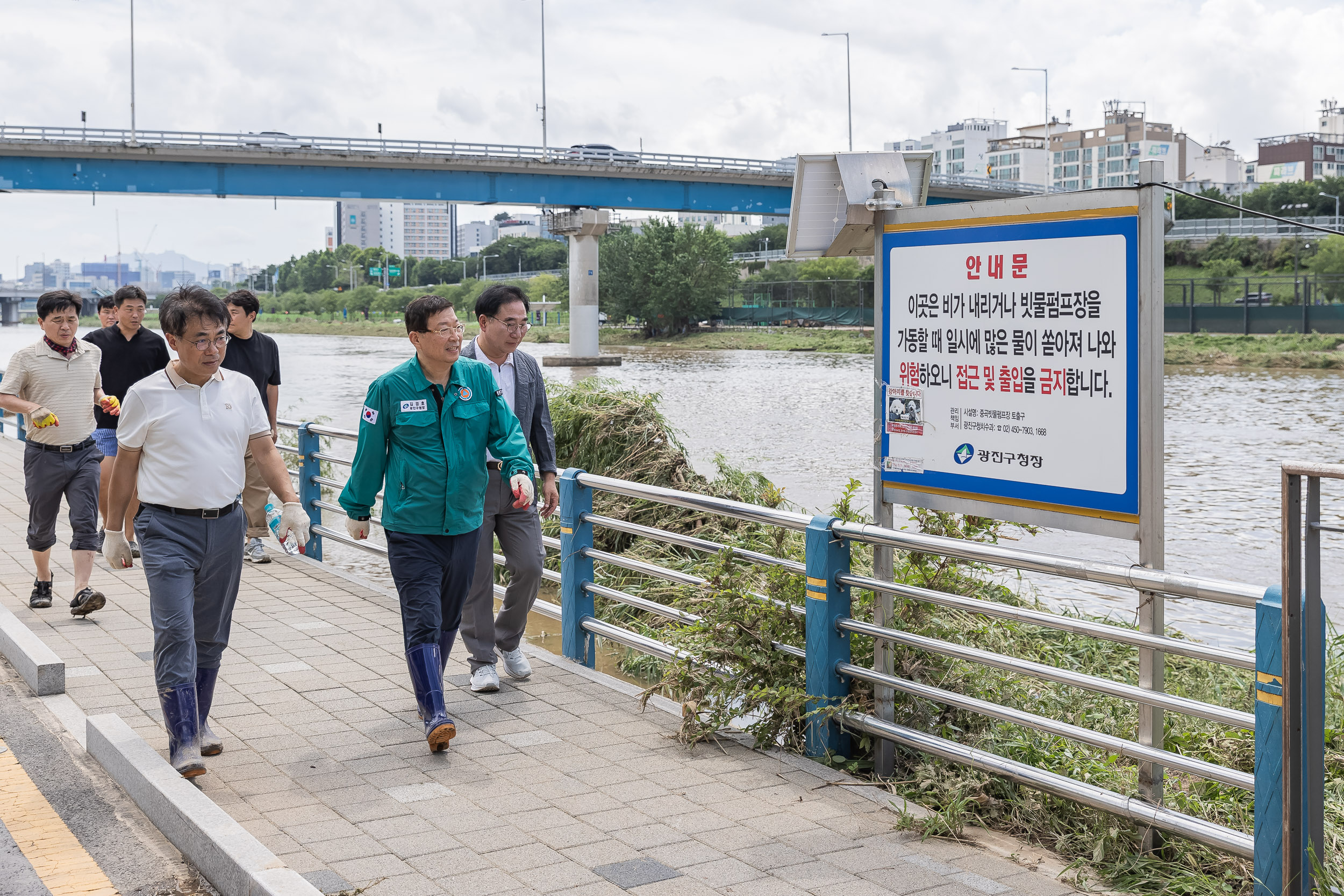 20250720-중랑천 체육공원 수해복구현장 청소작업자 위문 방문 20250720-10589_L_175638.jpg