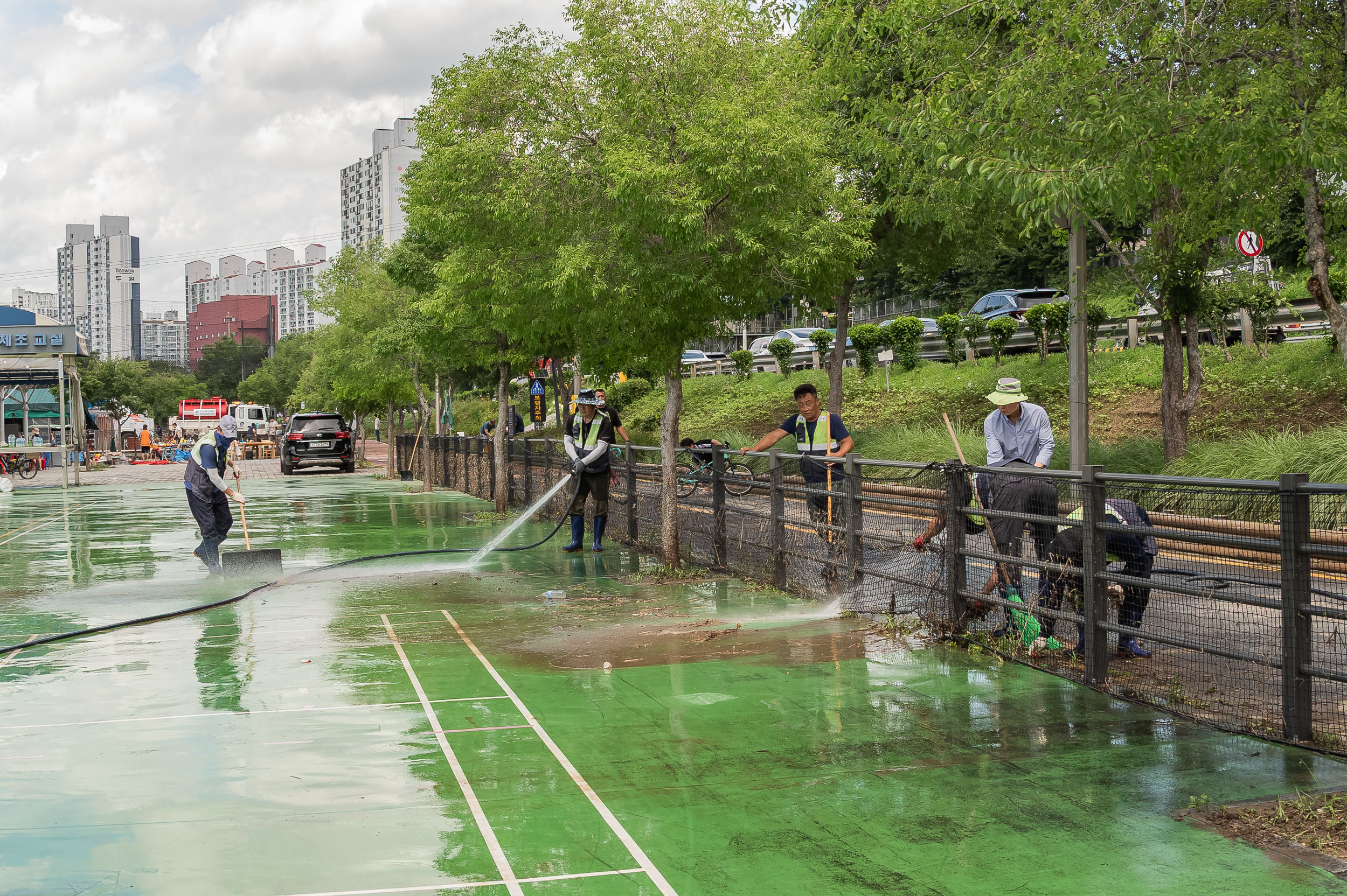 20250720-중랑천 체육공원 수해복구현장 청소작업자 위문 방문 20250720-11401_L_175638.jpg