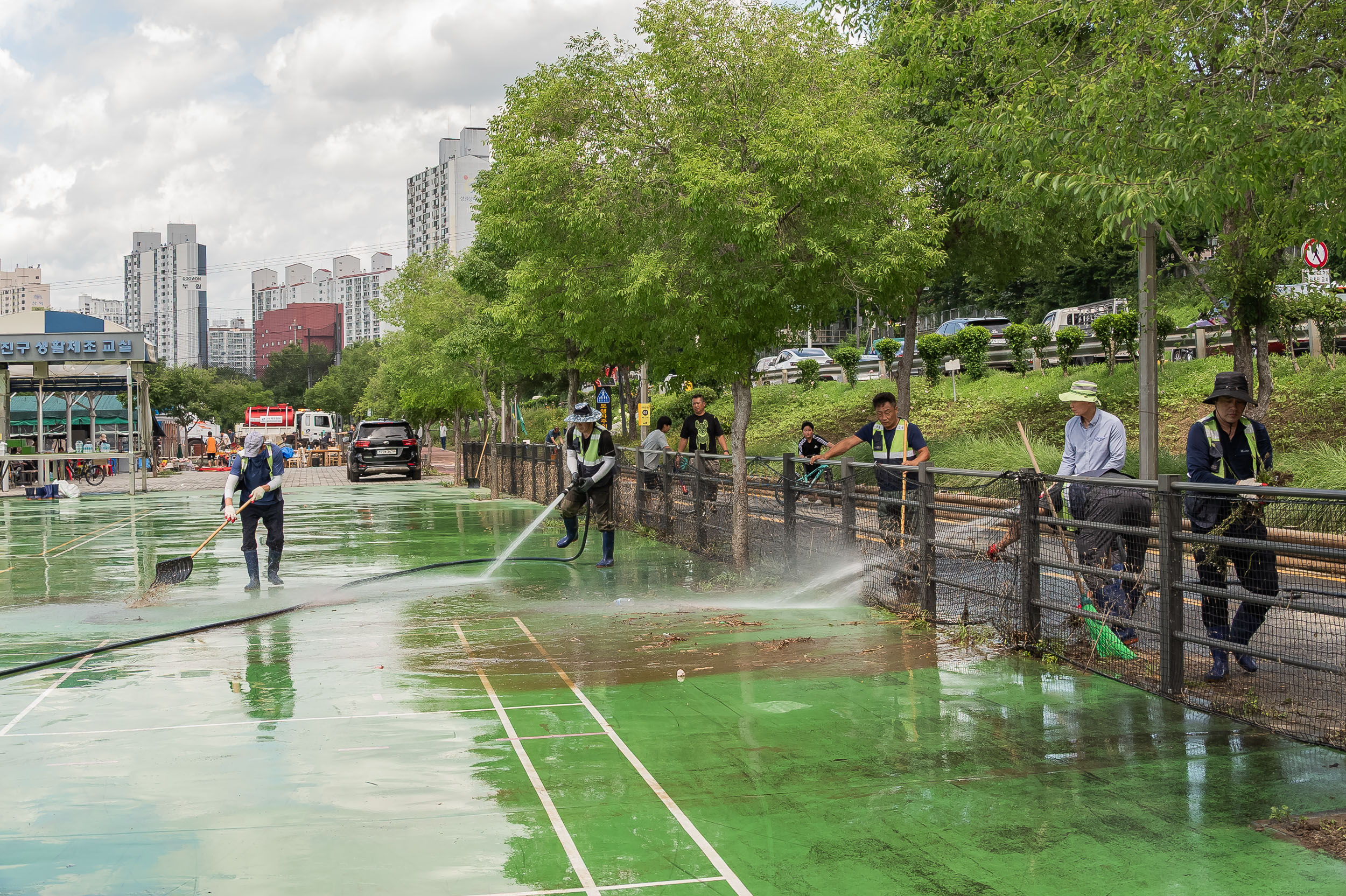 20250720-중랑천 체육공원 수해복구현장 청소작업자 위문 방문 20250720-11408_L_175638.jpg