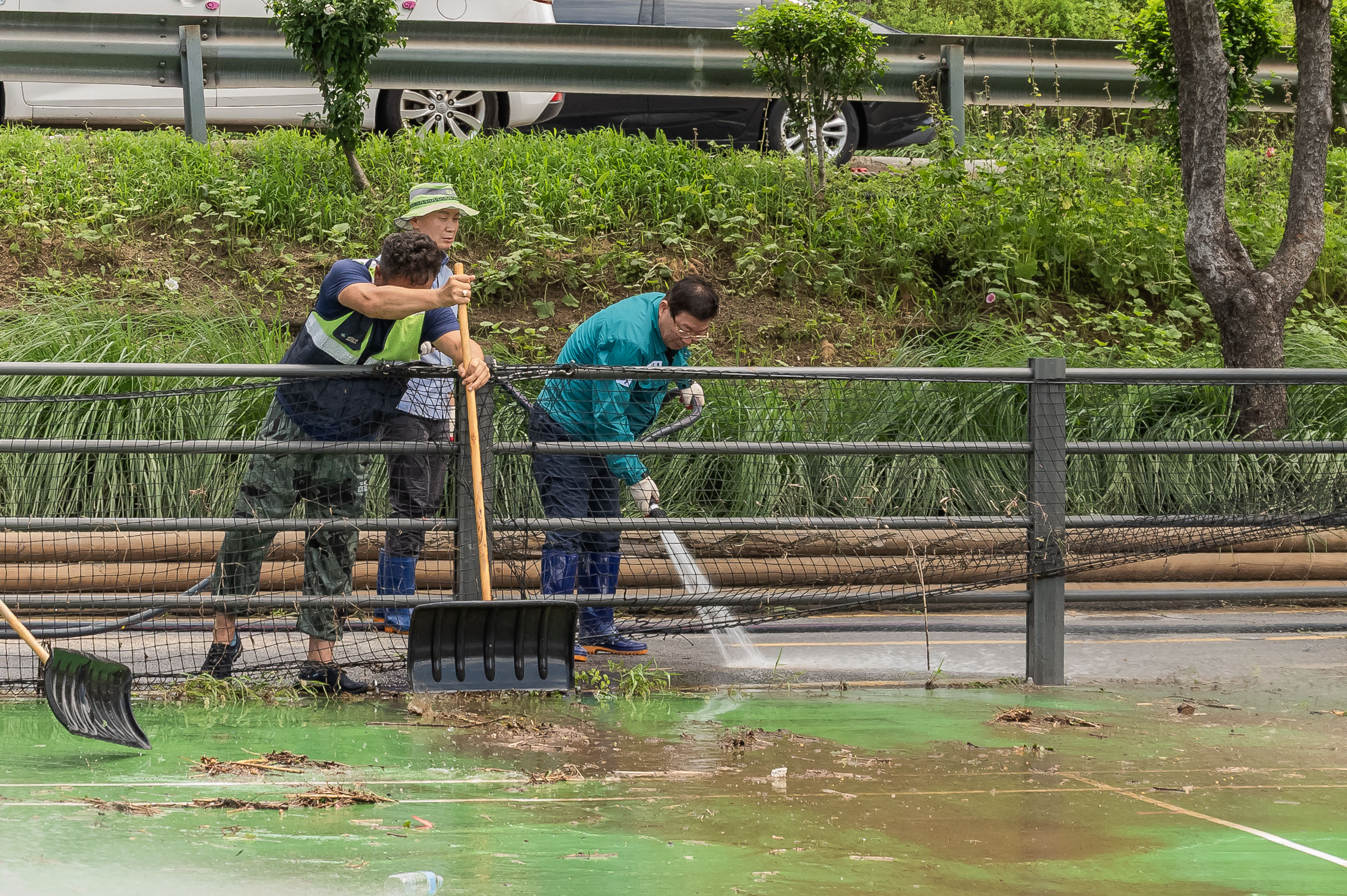 20250720-중랑천 체육공원 수해복구현장 청소작업자 위문 방문 20250720-11415_L_175638.jpg