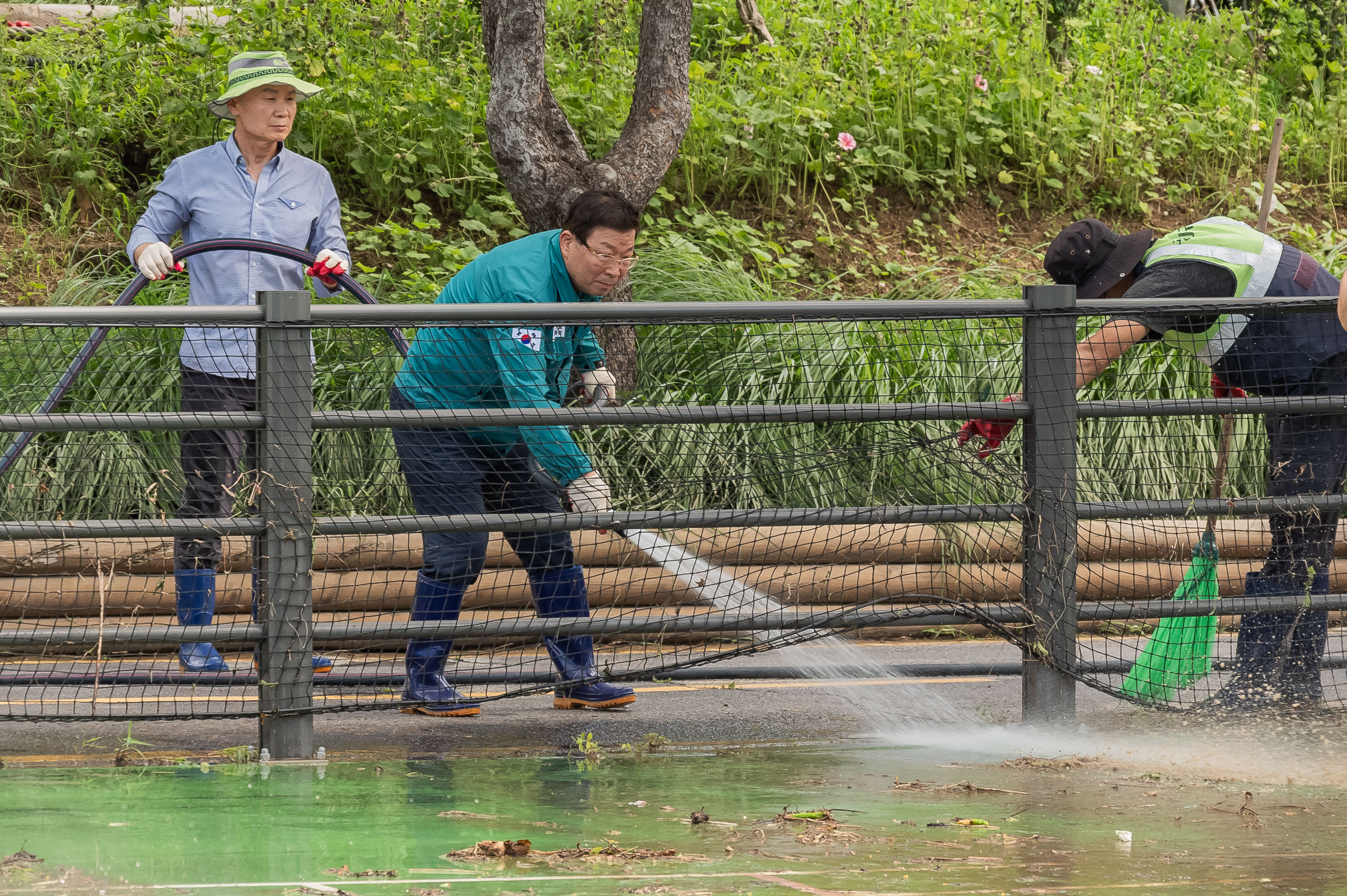 20250720-중랑천 체육공원 수해복구현장 청소작업자 위문 방문 20250720-11425_L_175639.jpg