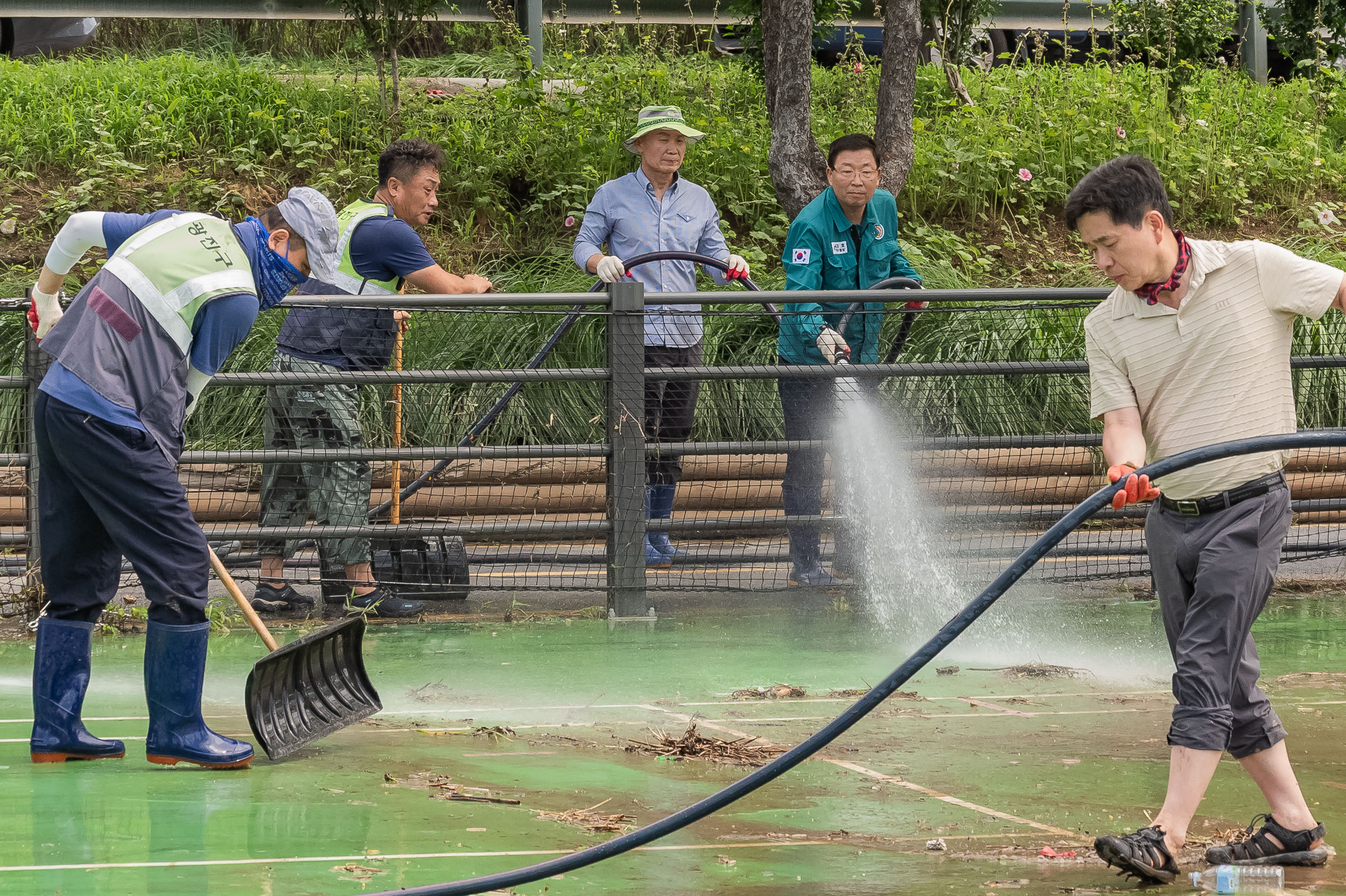 20250720-중랑천 체육공원 수해복구현장 청소작업자 위문 방문 20250720-11433_L_175639.jpg