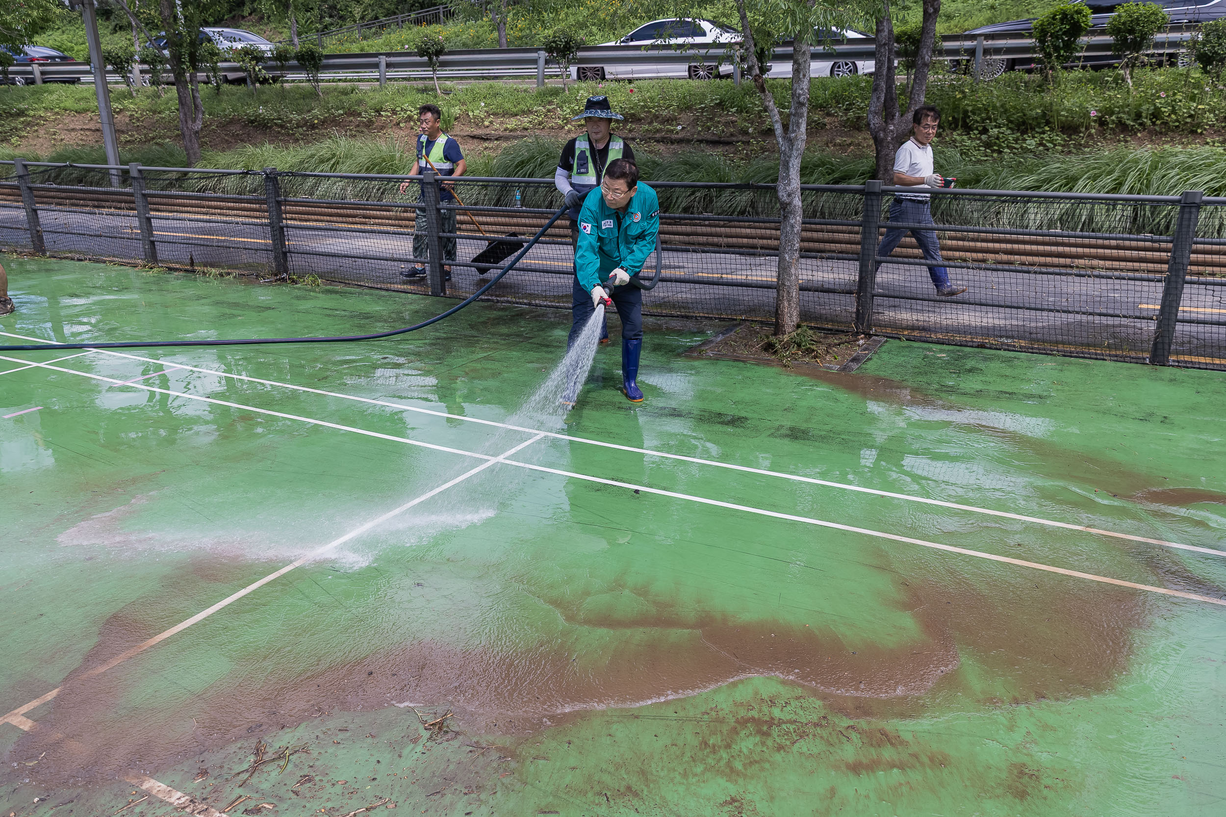 20250720-중랑천 체육공원 수해복구현장 청소작업자 위문 방문 20250720-10632_L_175639.jpg