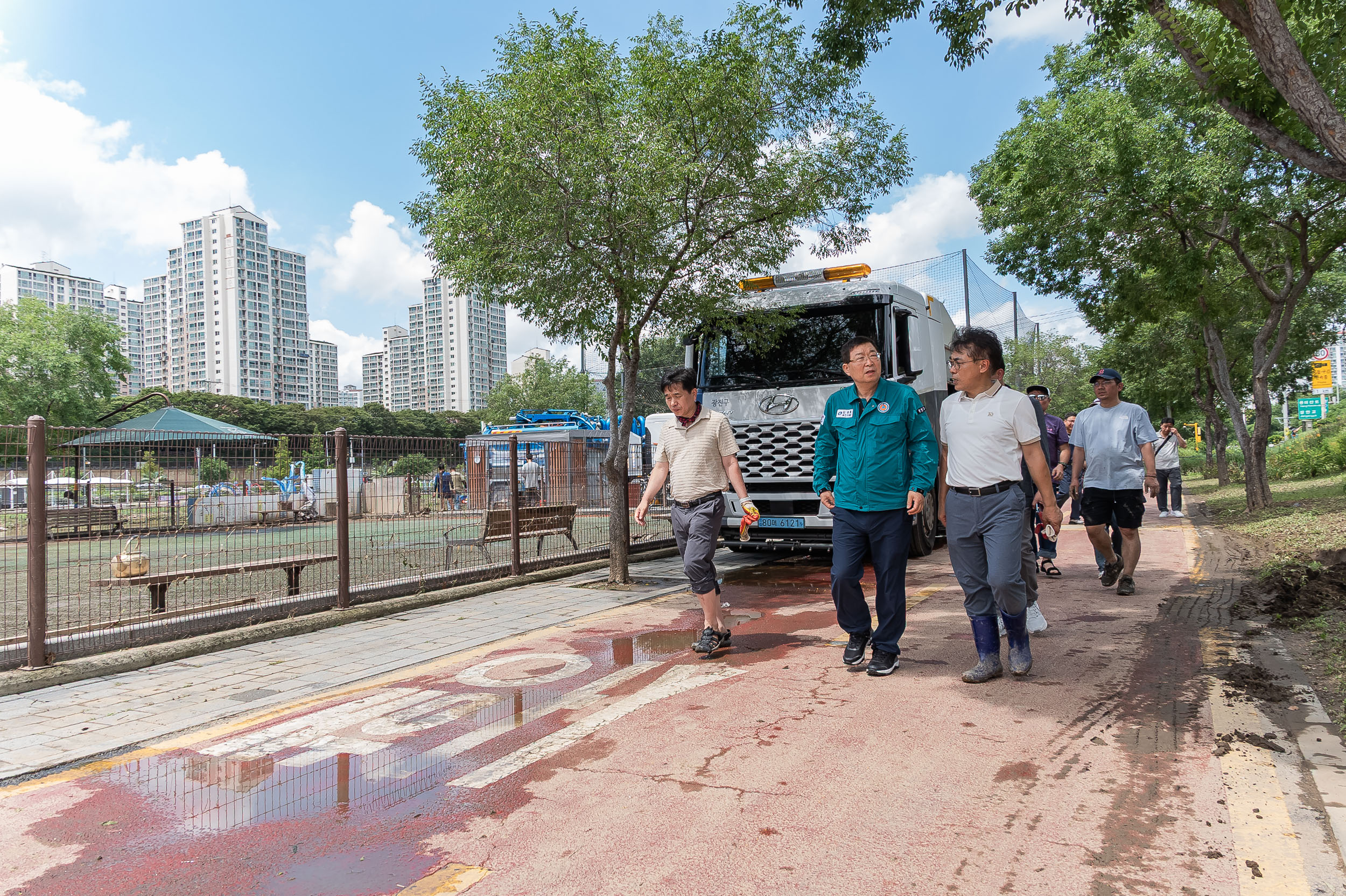 20250720-중랑천 체육공원 수해복구현장 청소작업자 위문 방문 20250720-11174_L_175638.jpg