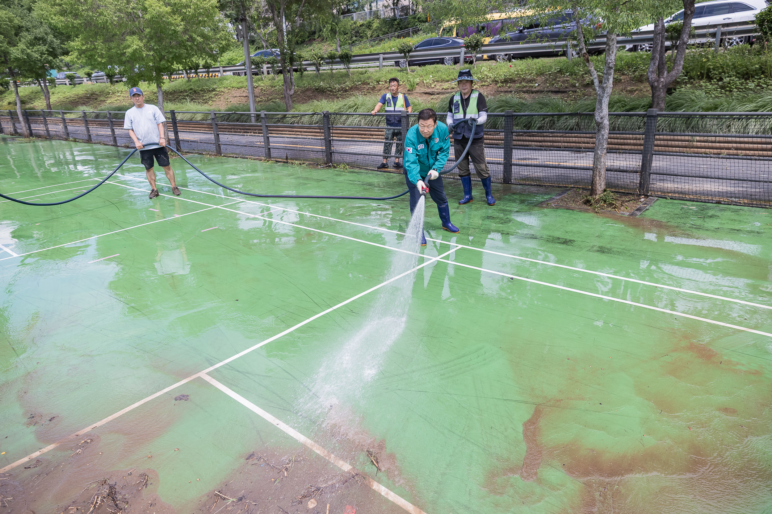 20250720-중랑천 체육공원 수해복구현장 청소작업자 위문 방문 20250720-10660_L_175639.jpg