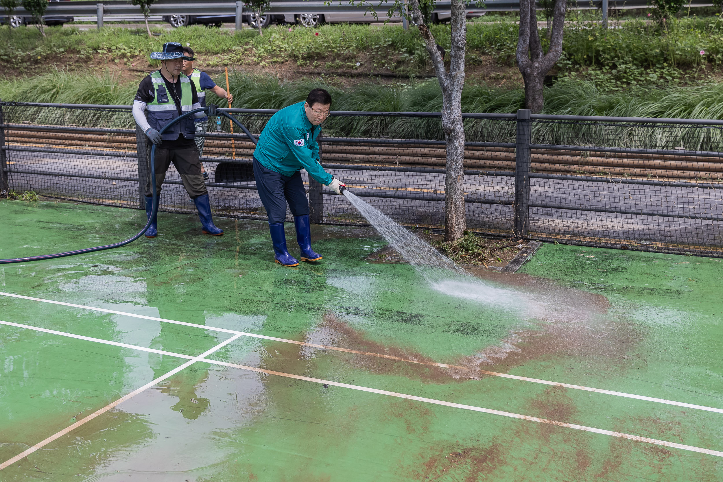 20250720-중랑천 체육공원 수해복구현장 청소작업자 위문 방문 20250720-10612_L_175639.jpg