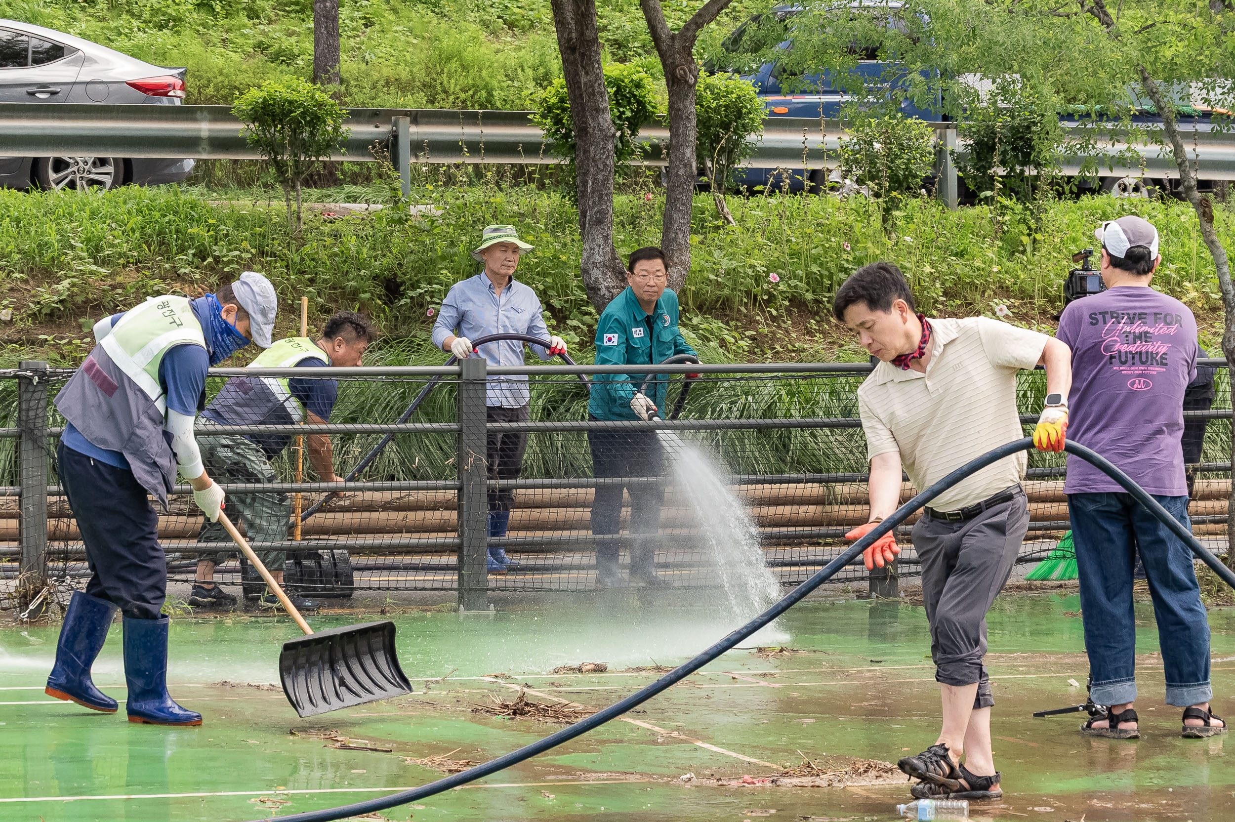 20250720-중랑천 체육공원 수해복구현장 청소작업자 위문 방문 20250720-11432_L_175639.jpg