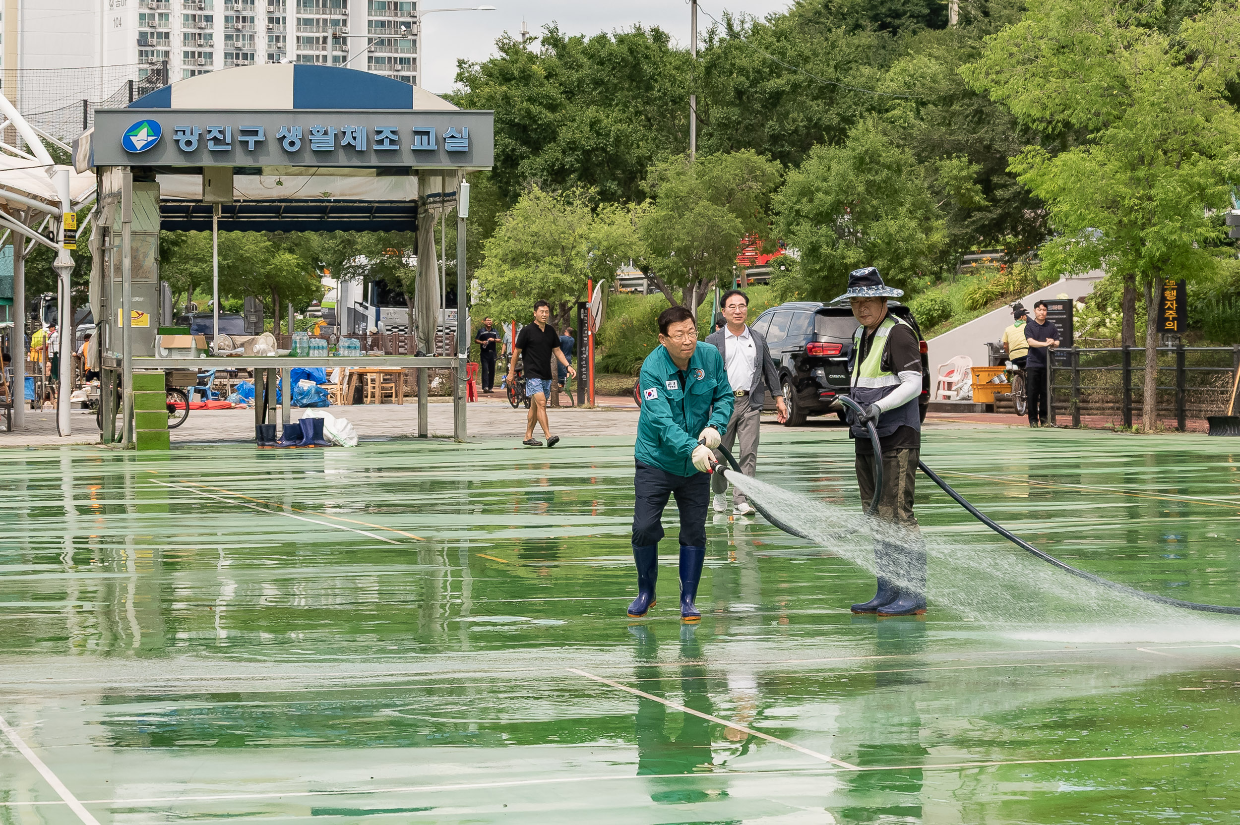 20250720-중랑천 체육공원 수해복구현장 청소작업자 위문 방문 20250720-11516_L_175639.jpg