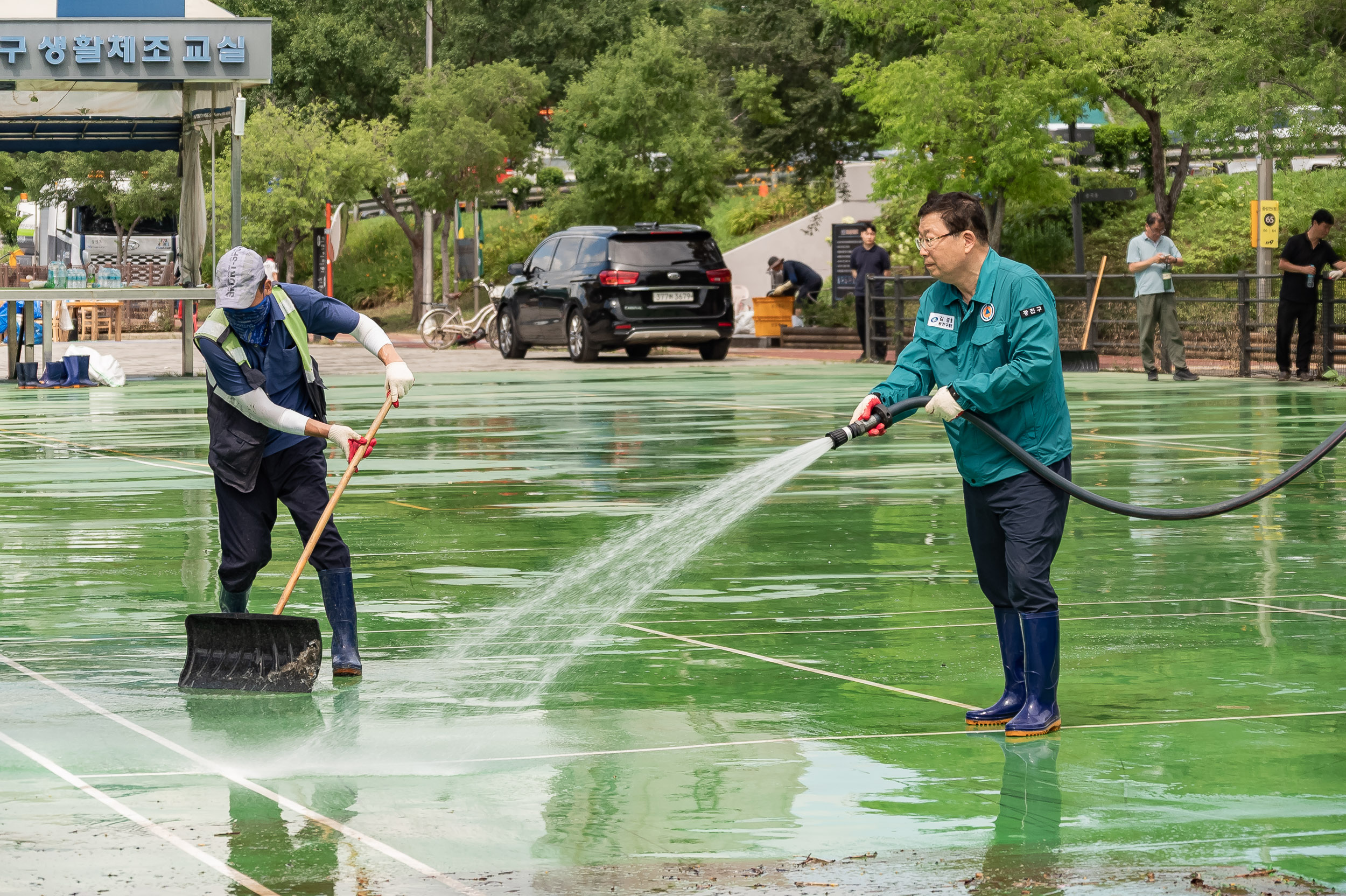 20250720-중랑천 체육공원 수해복구현장 청소작업자 위문 방문 20250720-11683_L_175639.jpg
