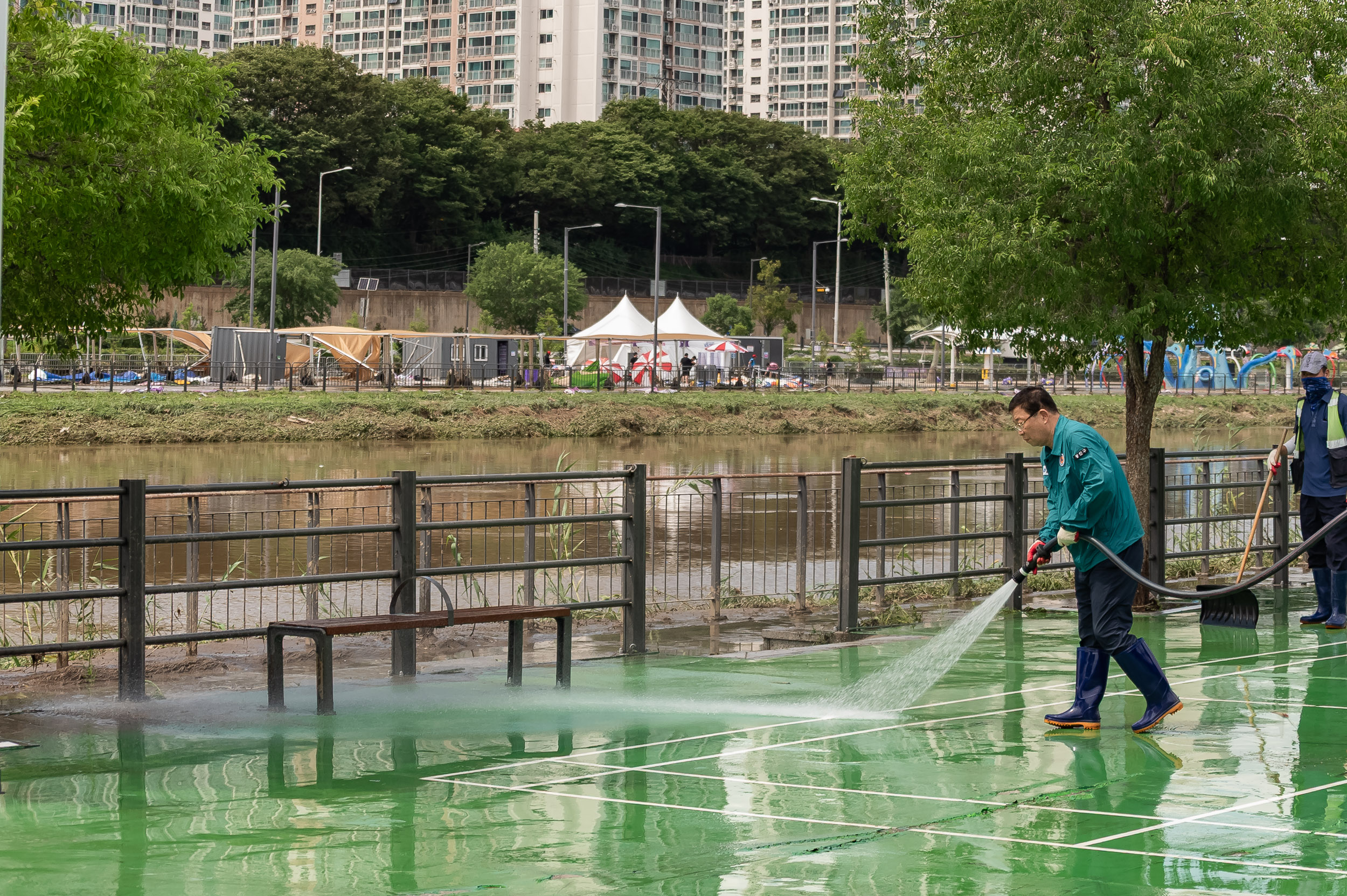 20250720-중랑천 체육공원 수해복구현장 청소작업자 위문 방문 20250720-11772_L_175639.jpg