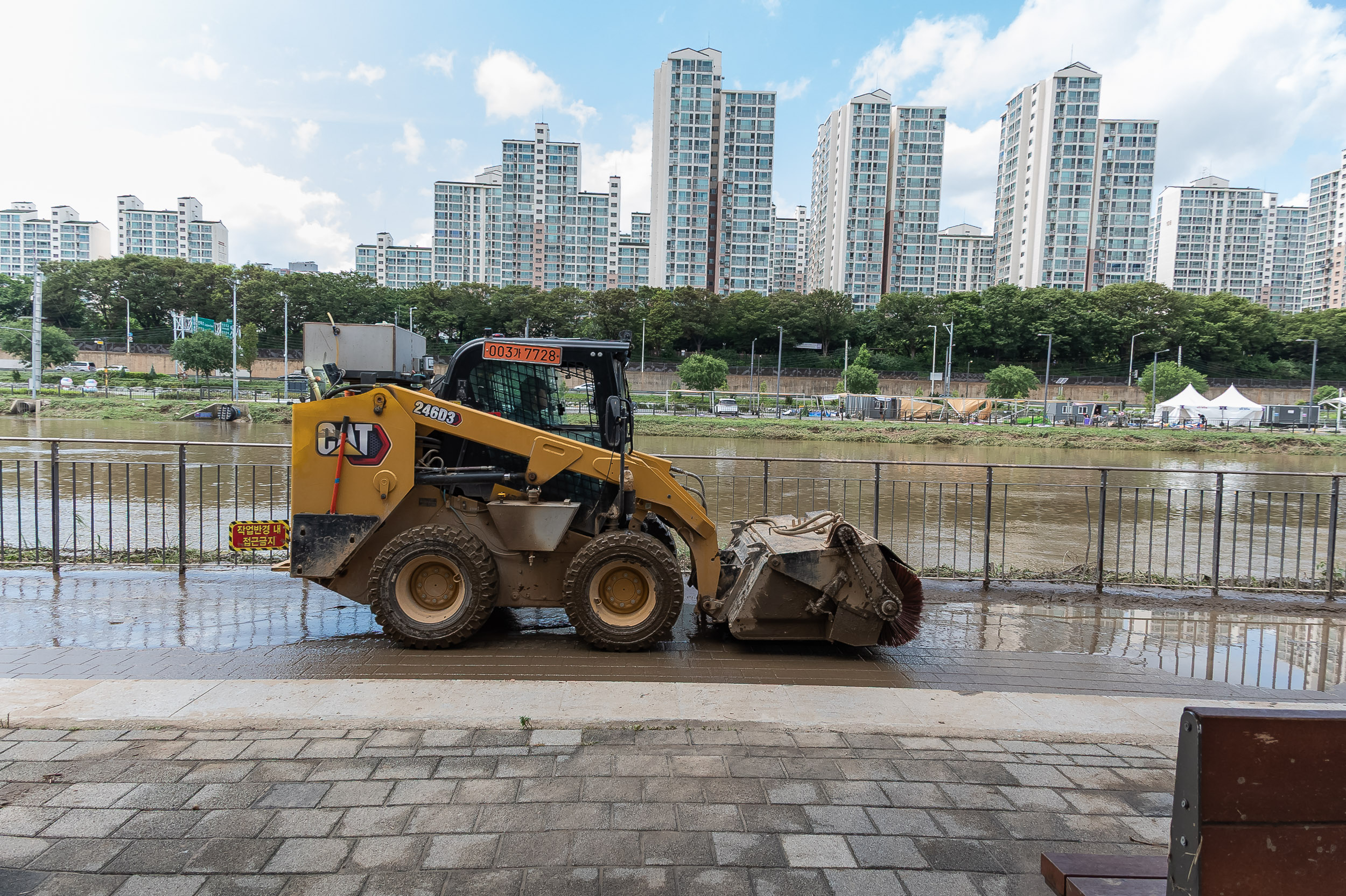 20250720-중랑천 체육공원 수해복구현장 청소작업자 위문 방문 20250720-11213_L_175638.jpg