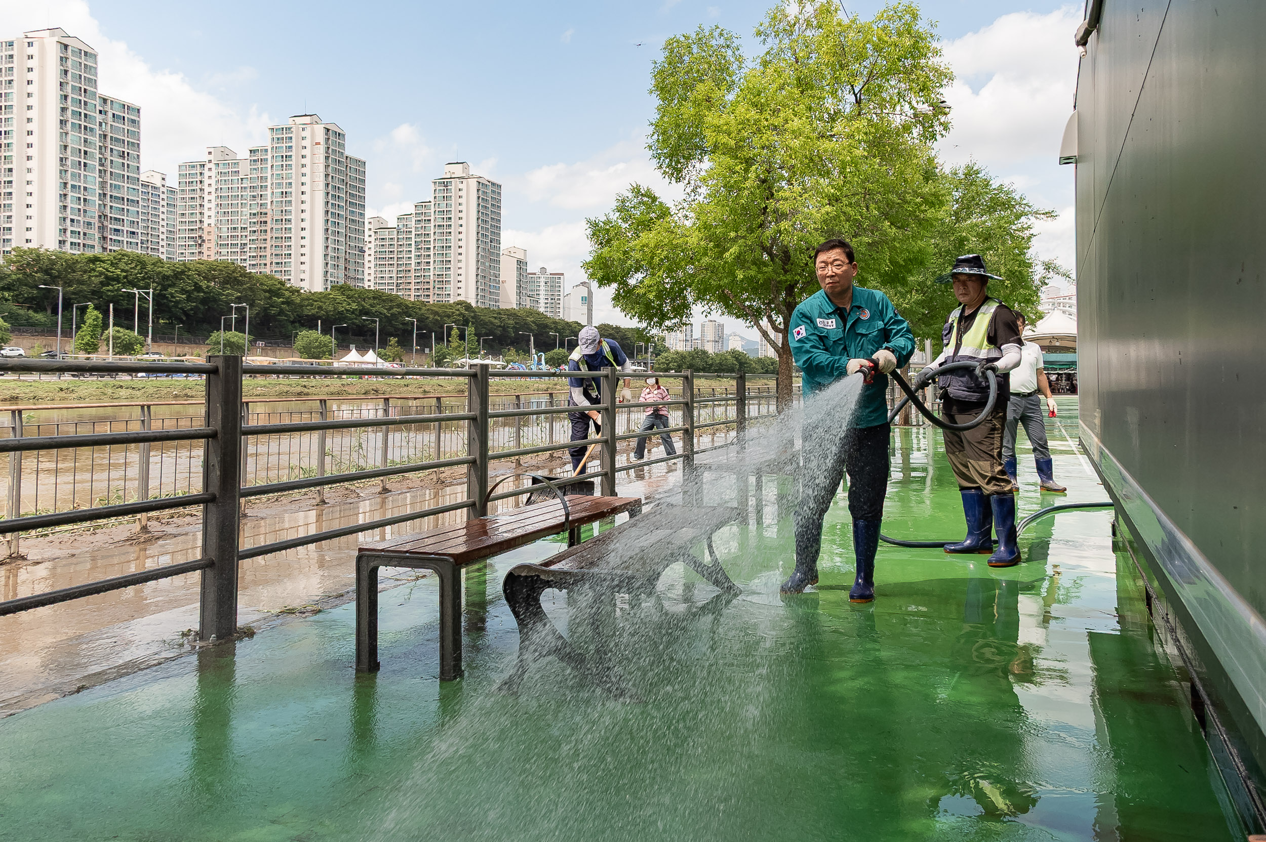 20250720-중랑천 체육공원 수해복구현장 청소작업자 위문 방문 20250720-11782_L_175639.jpg