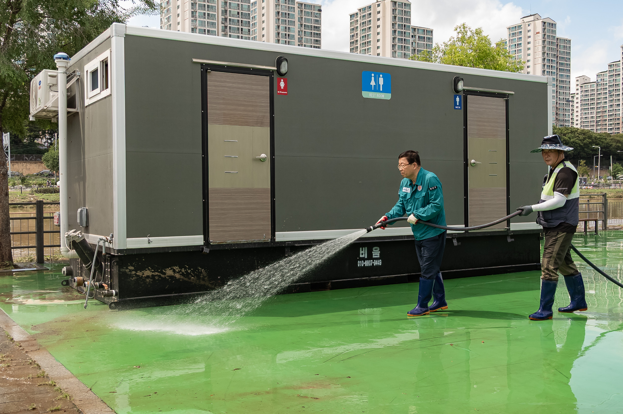 20250720-중랑천 체육공원 수해복구현장 청소작업자 위문 방문 20250720-11816_L_175639.jpg