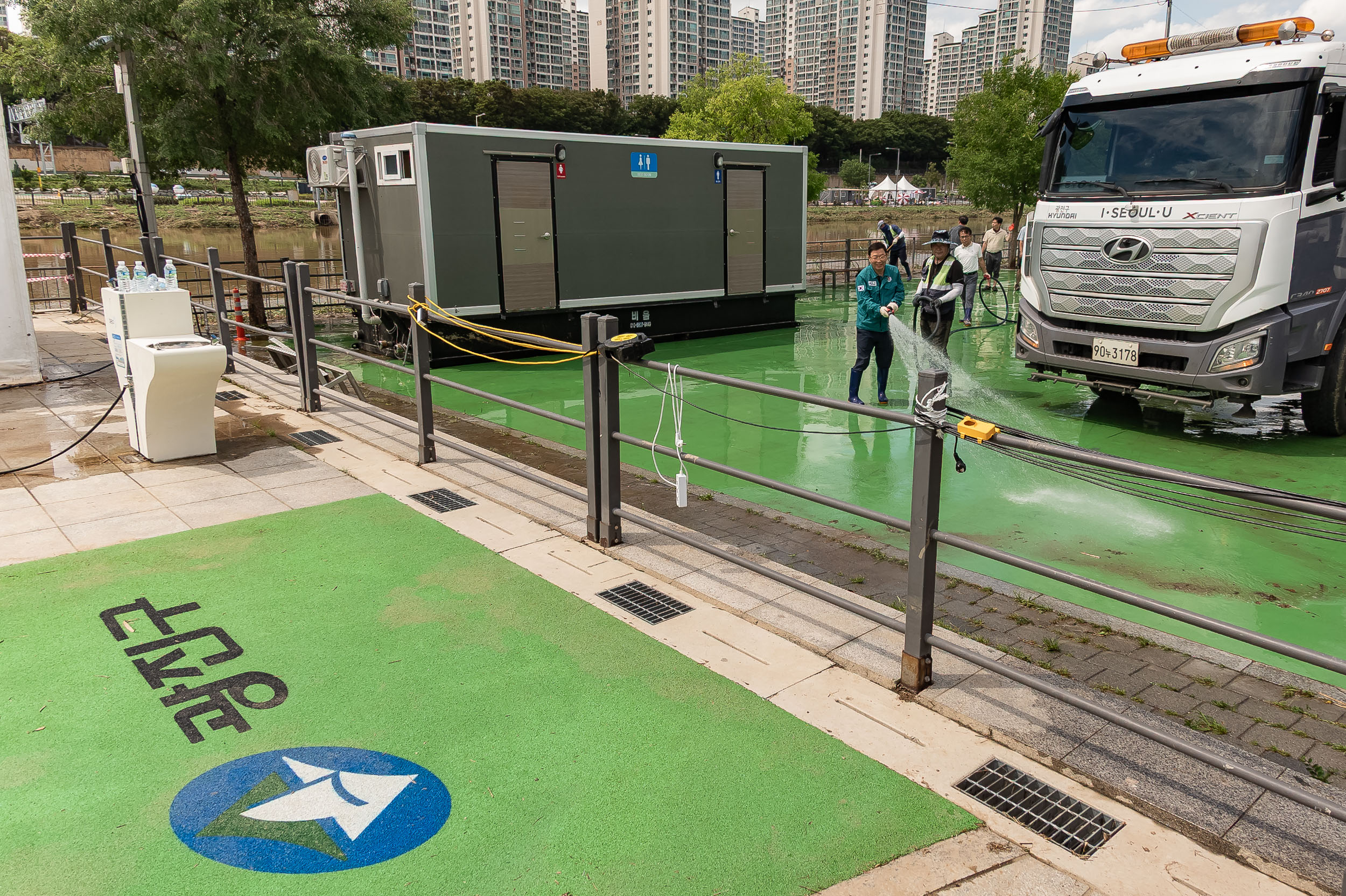 20250720-중랑천 체육공원 수해복구현장 청소작업자 위문 방문 20250720-11835_L_175639.jpg