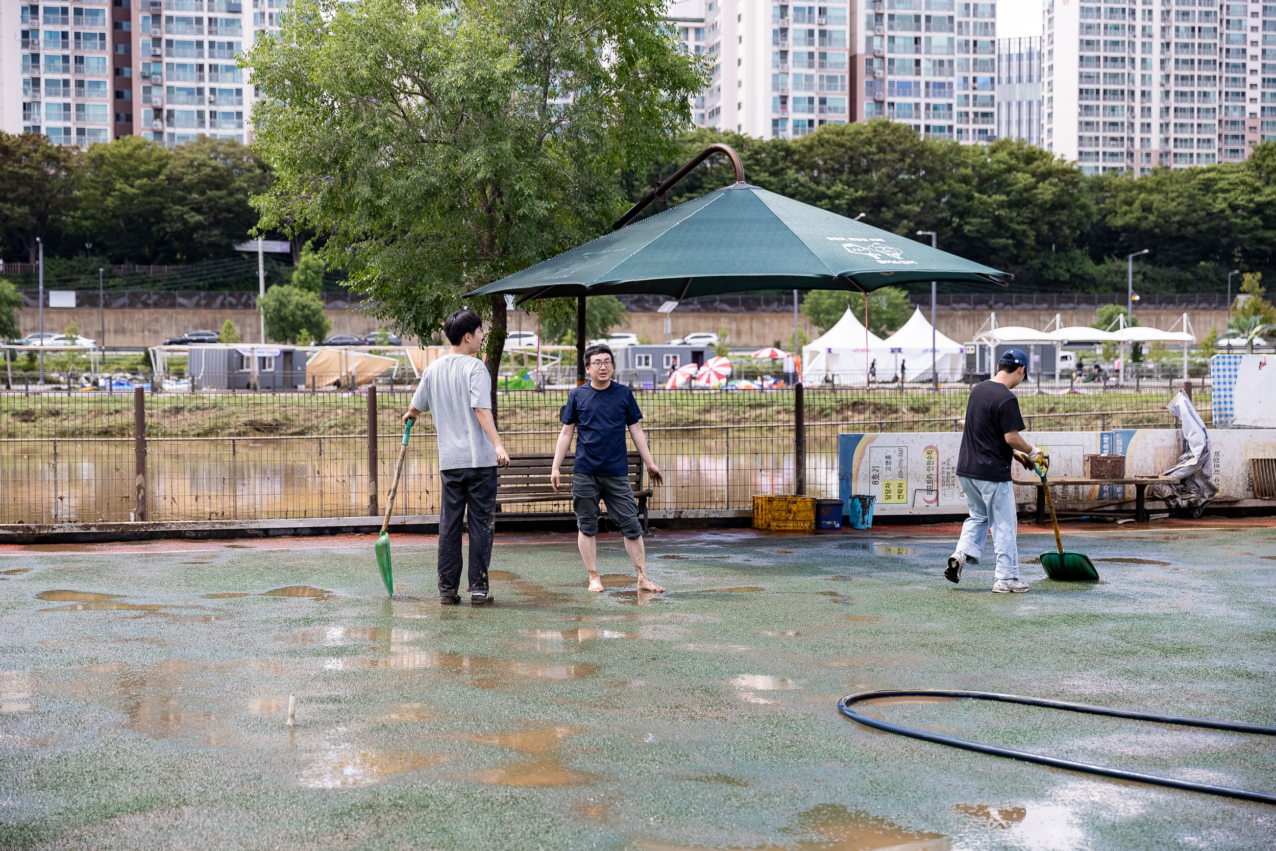 20250720-중랑천 체육공원 수해복구현장 청소작업자 위문 방문 20250720-10825_L_175639.jpg