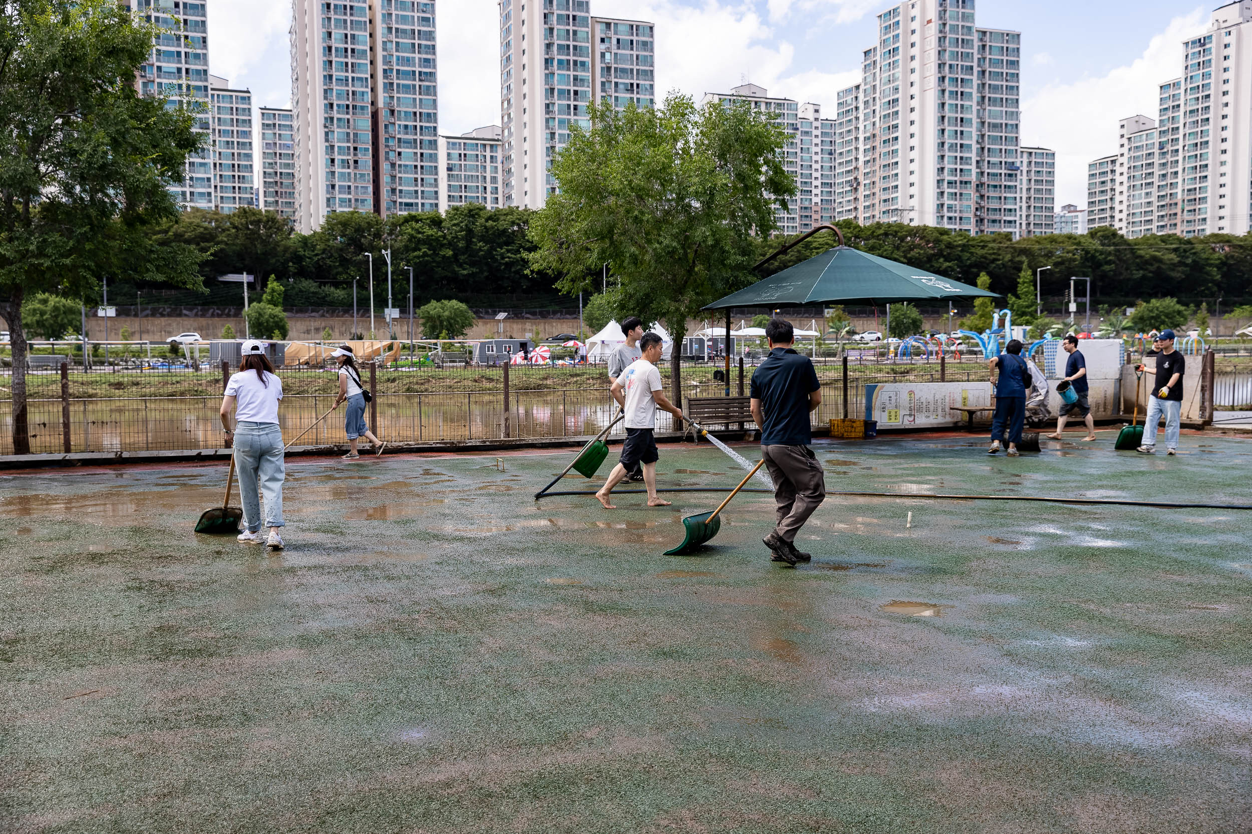 20250720-중랑천 체육공원 수해복구현장 청소작업자 위문 방문 20250720-10795_L_175639.jpg