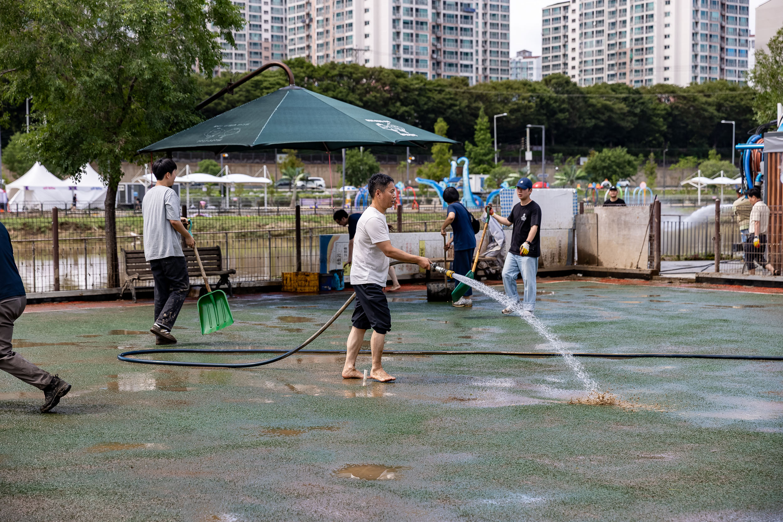 20250720-중랑천 체육공원 수해복구현장 청소작업자 위문 방문 20250720-10800_L_175639.jpg