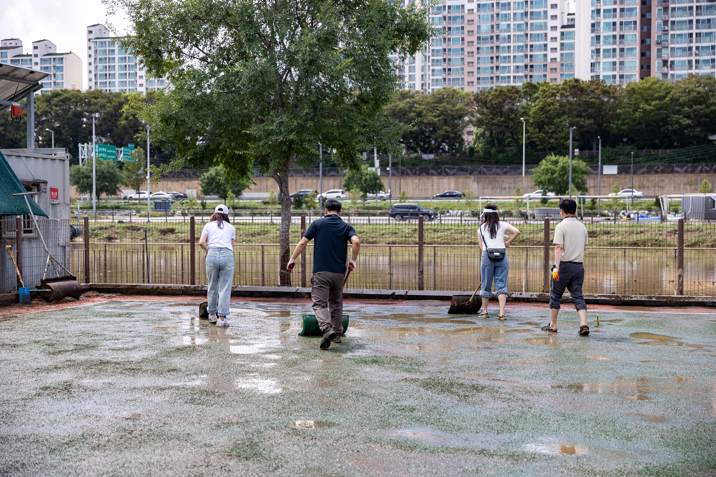20250720-중랑천 체육공원 수해복구현장 청소작업자 위문 방문 20250720-10816_L_175640.jpg