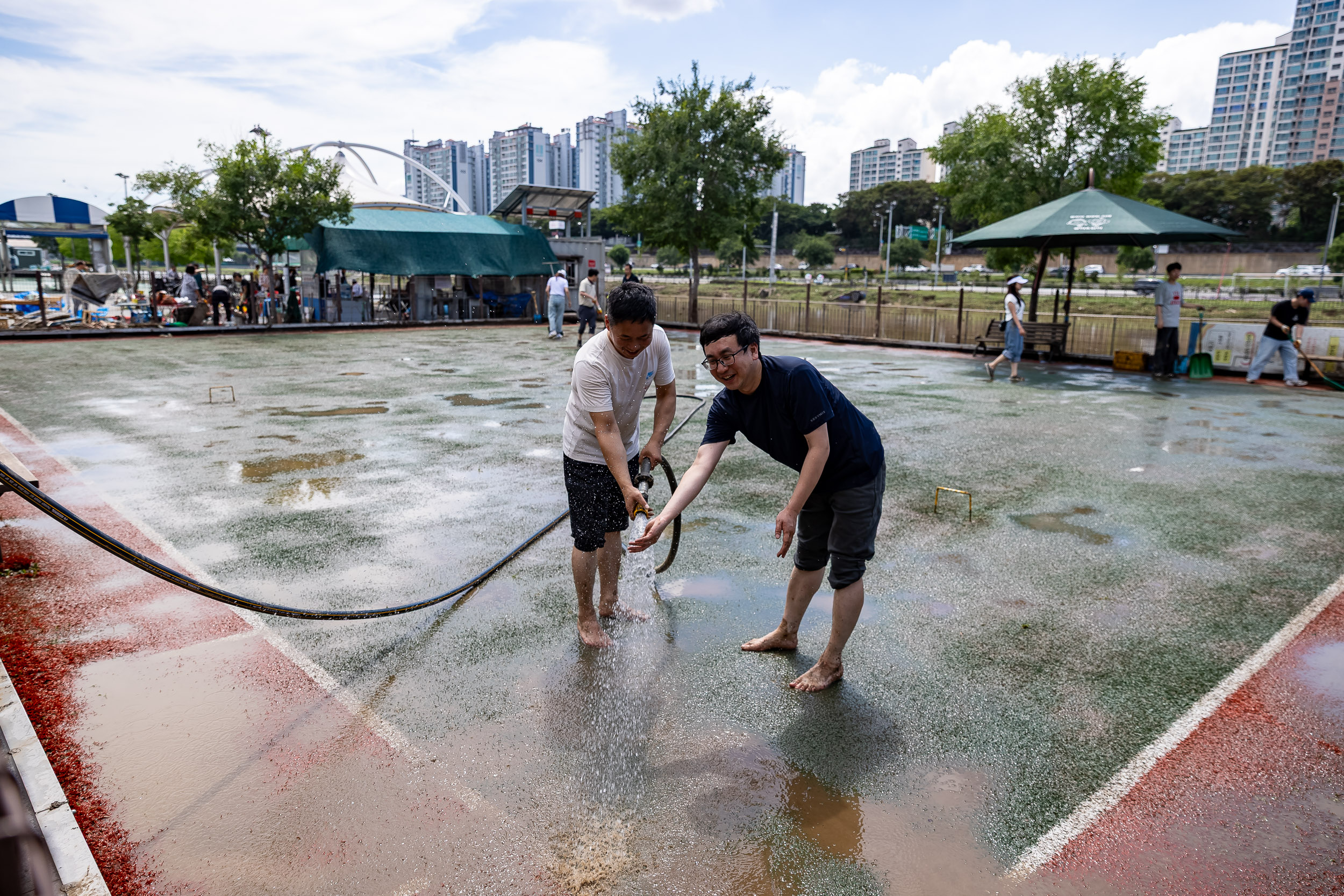 20250720-중랑천 체육공원 수해복구현장 청소작업자 위문 방문 20250720-10834_L_175640.jpg