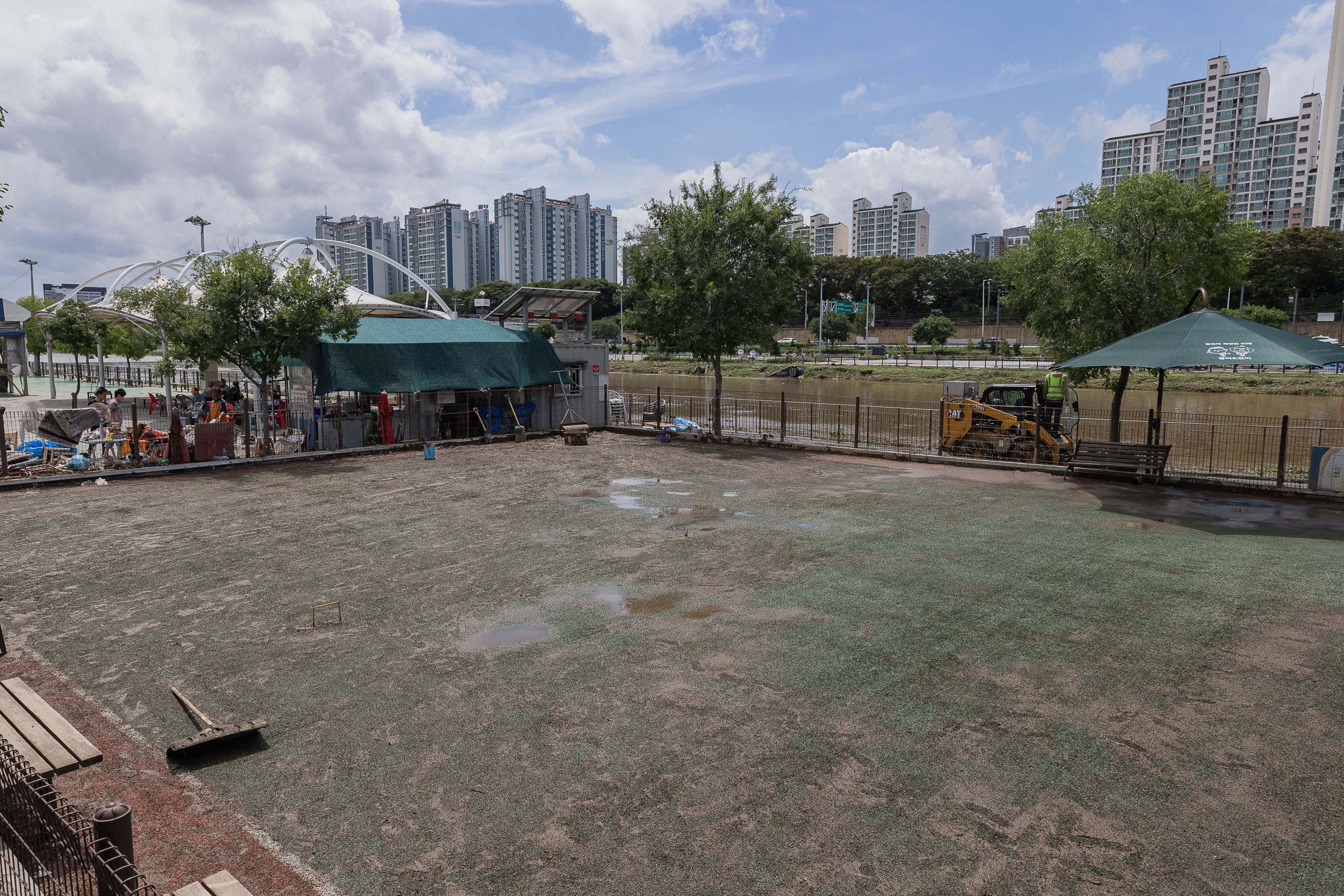 20250720-중랑천 체육공원 수해복구현장 청소작업자 위문 방문 20250720-10332_L_175638.jpg