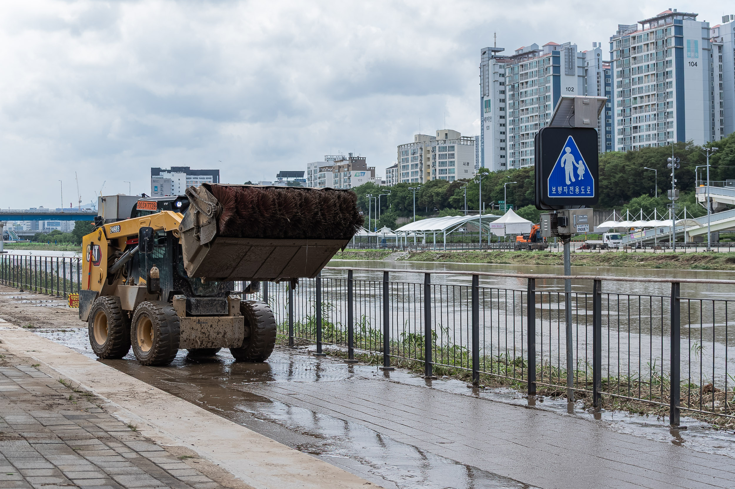 20250720-중랑천 체육공원 수해복구현장 청소작업자 위문 방문 20250720-11226_L_175638.jpg
