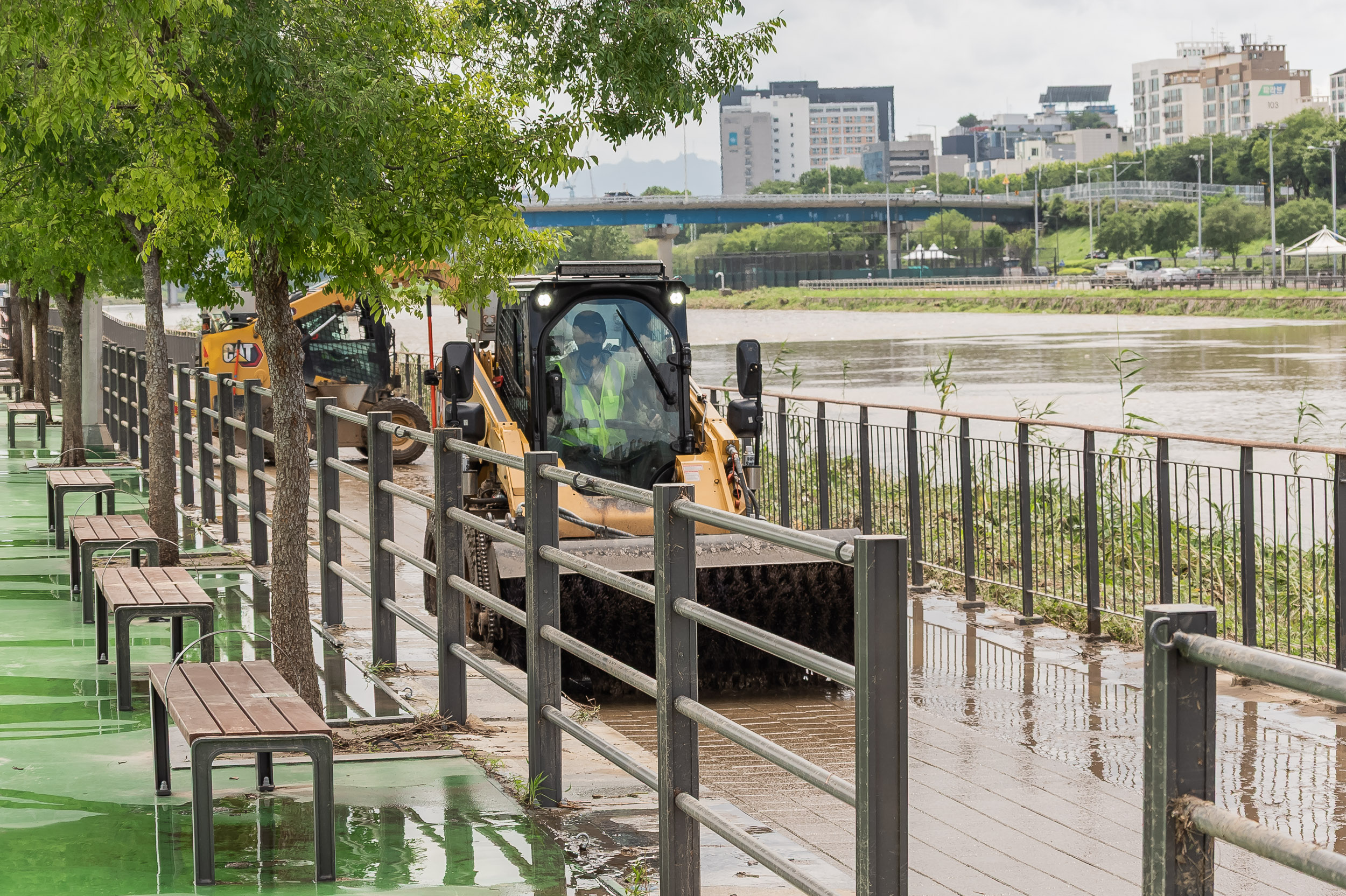 20250720-중랑천 체육공원 수해복구현장 청소작업자 위문 방문 20250720-11282_L_175638.jpg