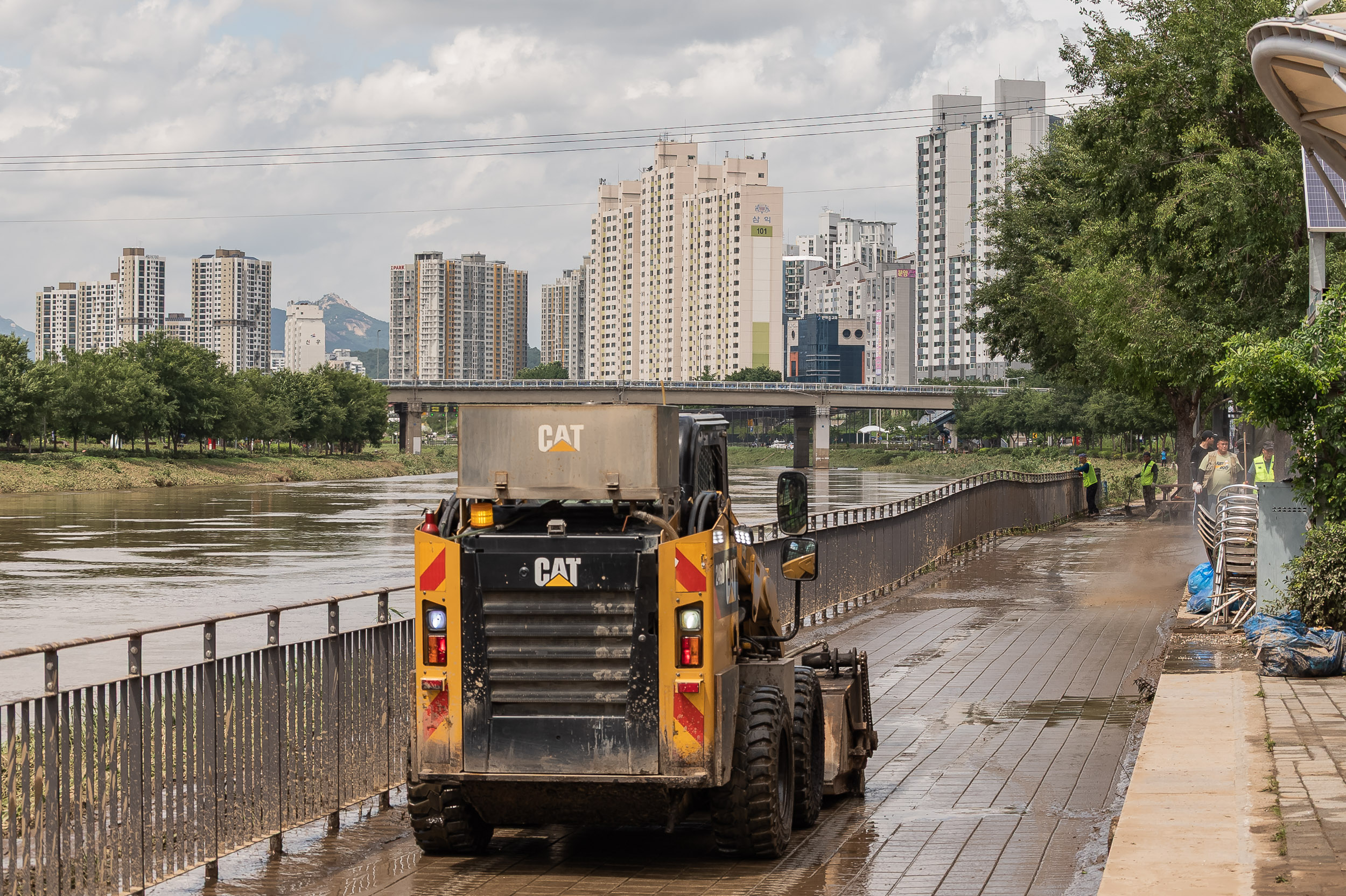 20250720-중랑천 체육공원 수해복구현장 청소작업자 위문 방문 20250720-11291_L_175638.jpg