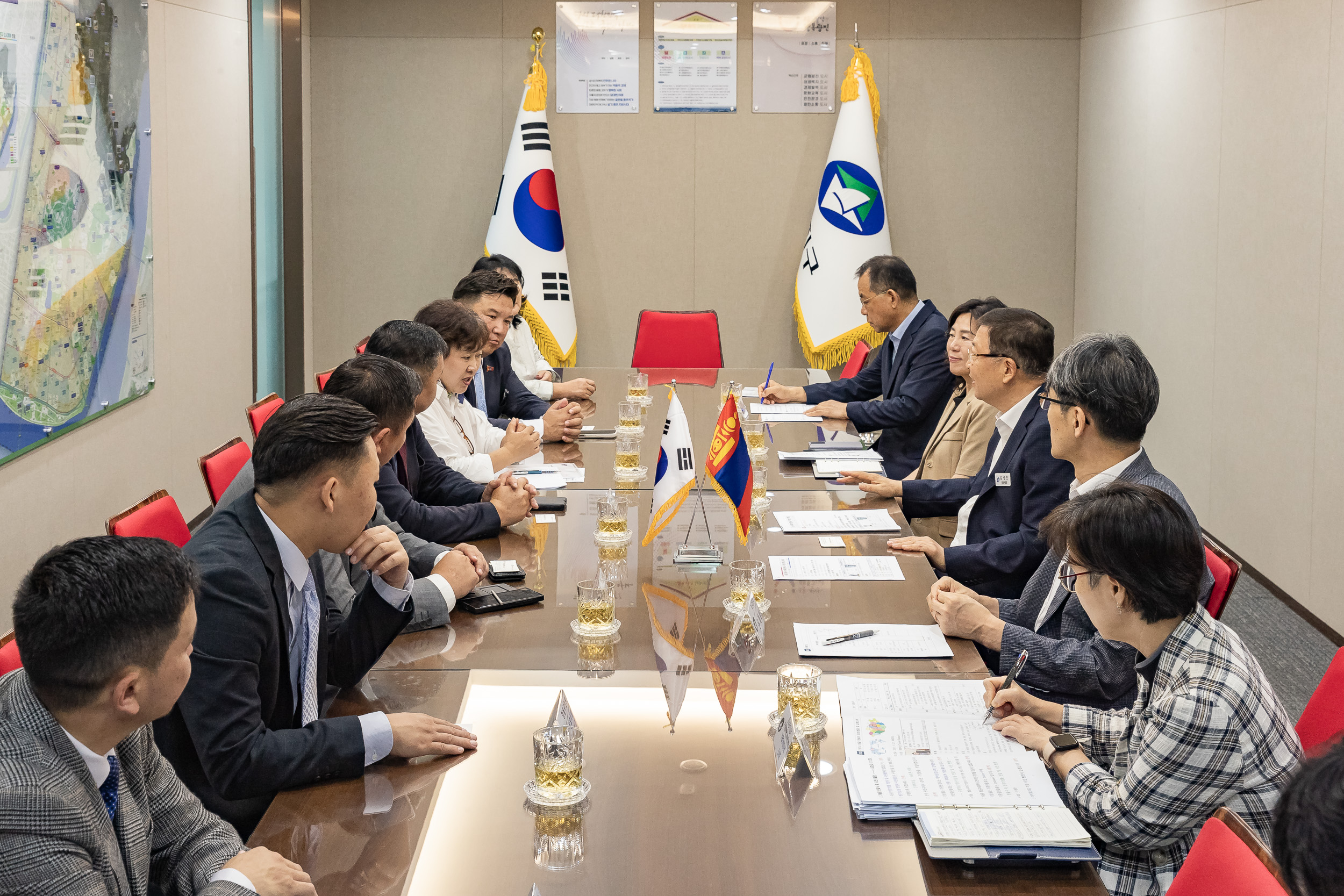 20250821-몽골 항올구의회 방문단 면담 20250821-5397_L_111711.jpg