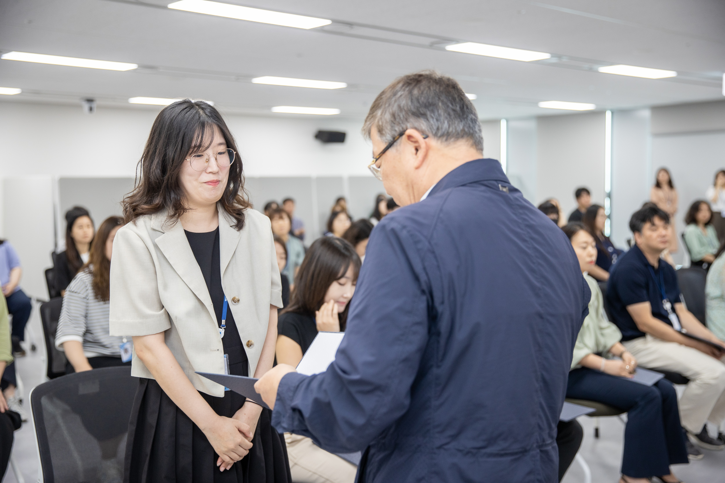20250630-2025 하반기 정기인사 발령장 수여식 20250630-117020_L_123002.jpg