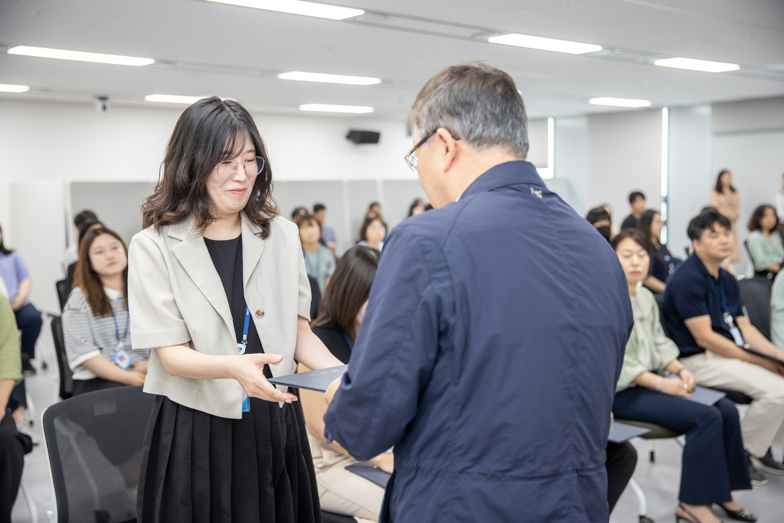 20250630-2025 하반기 정기인사 발령장 수여식 20250630-117023_L_123002.jpg