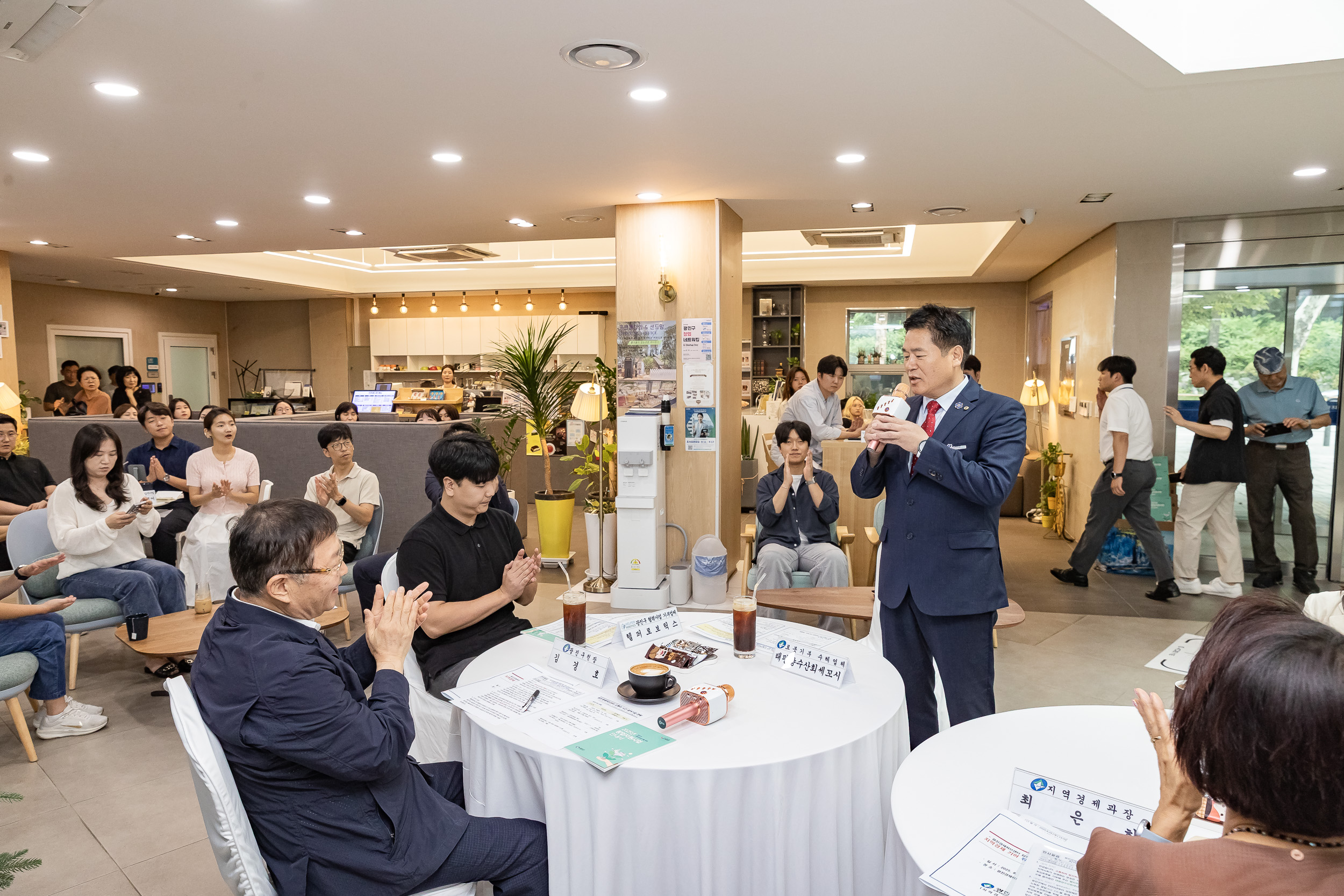20250828-광진경제허브센터 입주기업 구정 연계사업 지역경제 기여 로봇 기부 전달식 20250828-11268_L_085720.jpg