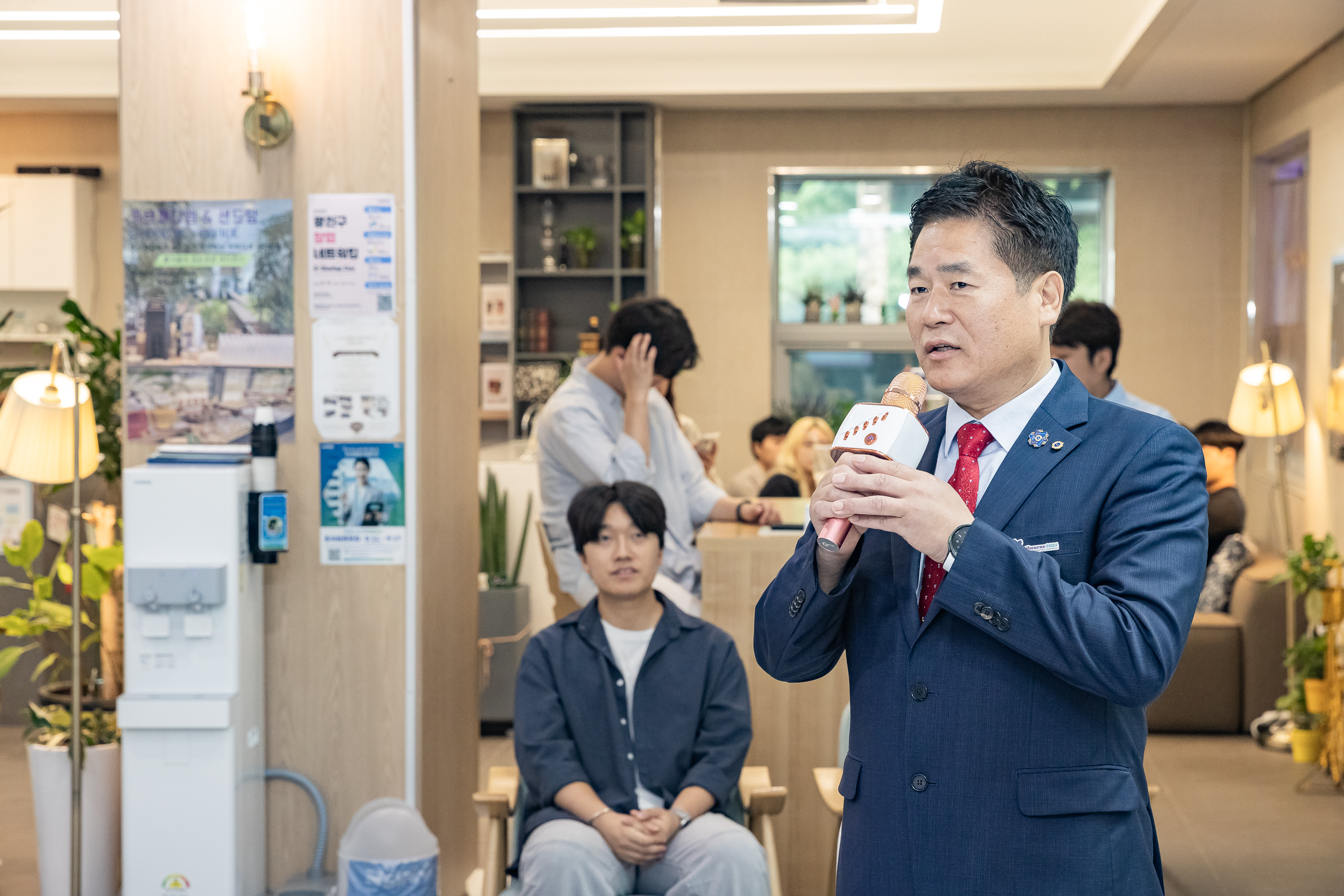 20250828-광진경제허브센터 입주기업 구정 연계사업 지역경제 기여 로봇 기부 전달식 20250828-11272_L_085720.jpg