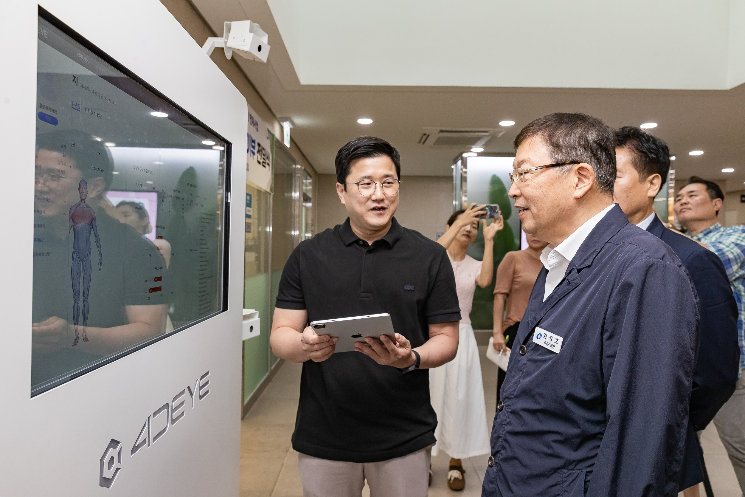 20250828-광진경제허브센터 입주기업 구정 연계사업 지역경제 기여 로봇 기부 전달식 20250828-11622_L_085721.jpg