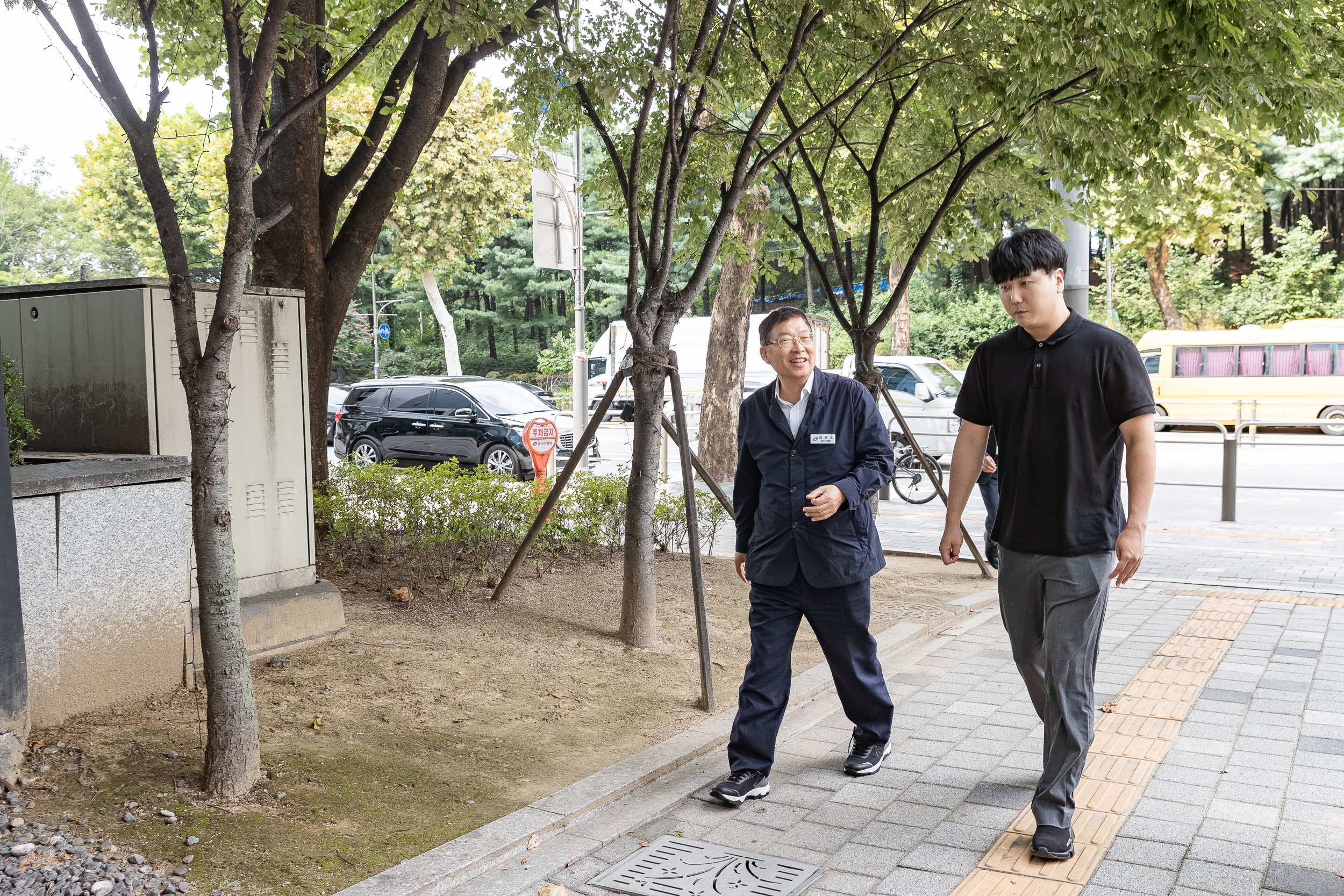 20250828-광진경제허브센터 입주기업 구정 연계사업 지역경제 기여 로봇 기부 전달식 20250828-11213_L_085719.jpg