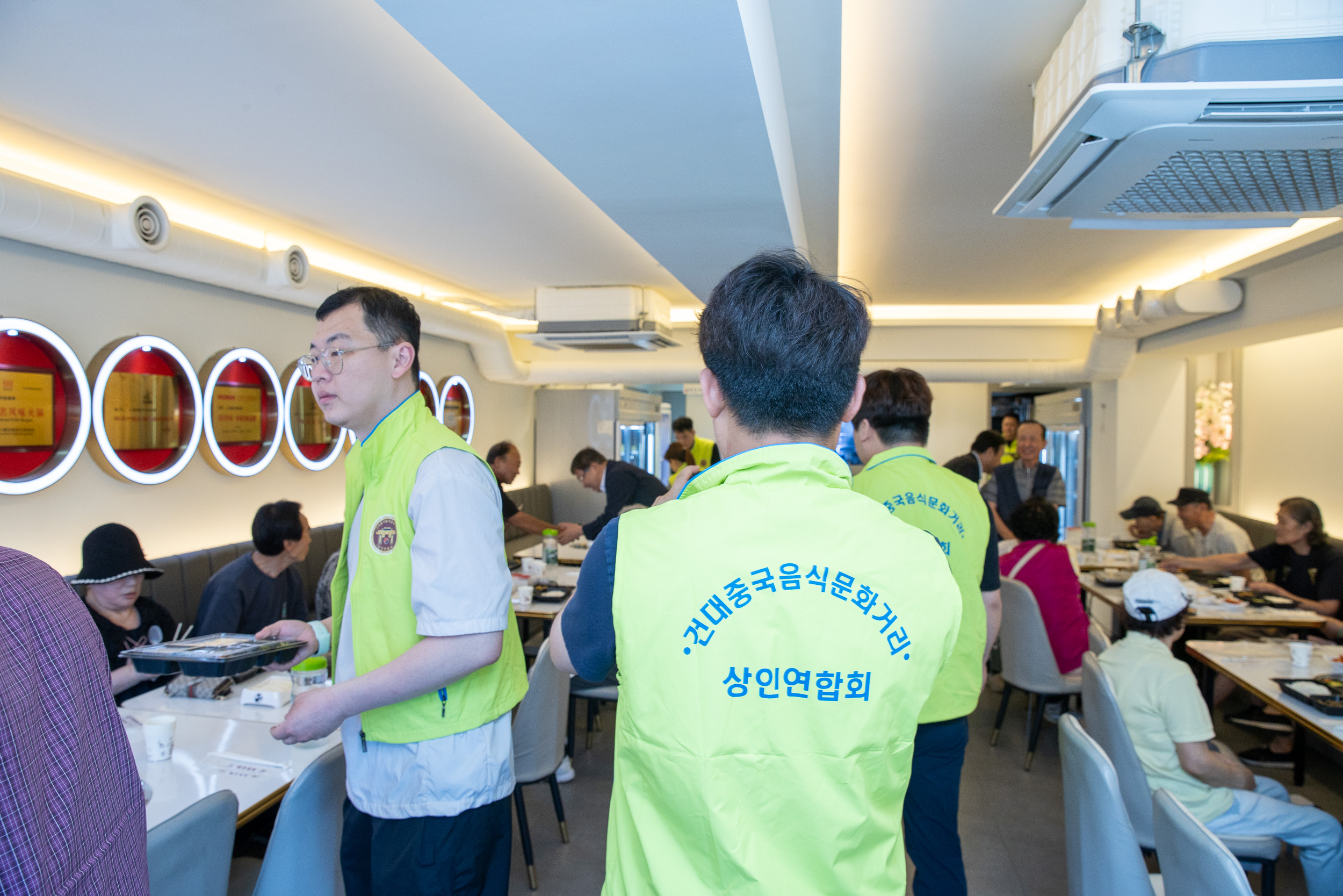 20250612-자양4동 양꼬치거리 상인회 어르신 사랑의 식사나눔 20250612-103031_L_144344.jpg