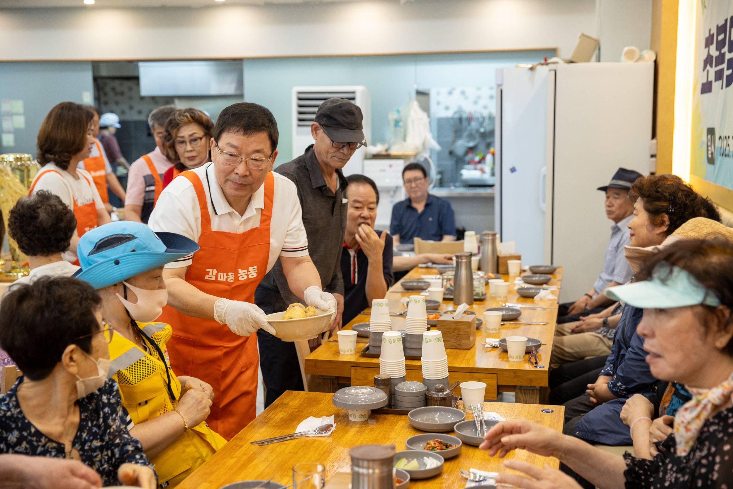 20250718-능동 어르신 건강한 여름나기 초복맞이 삼계탕 나눔 행사 20250718-8611_L_174139.jpg