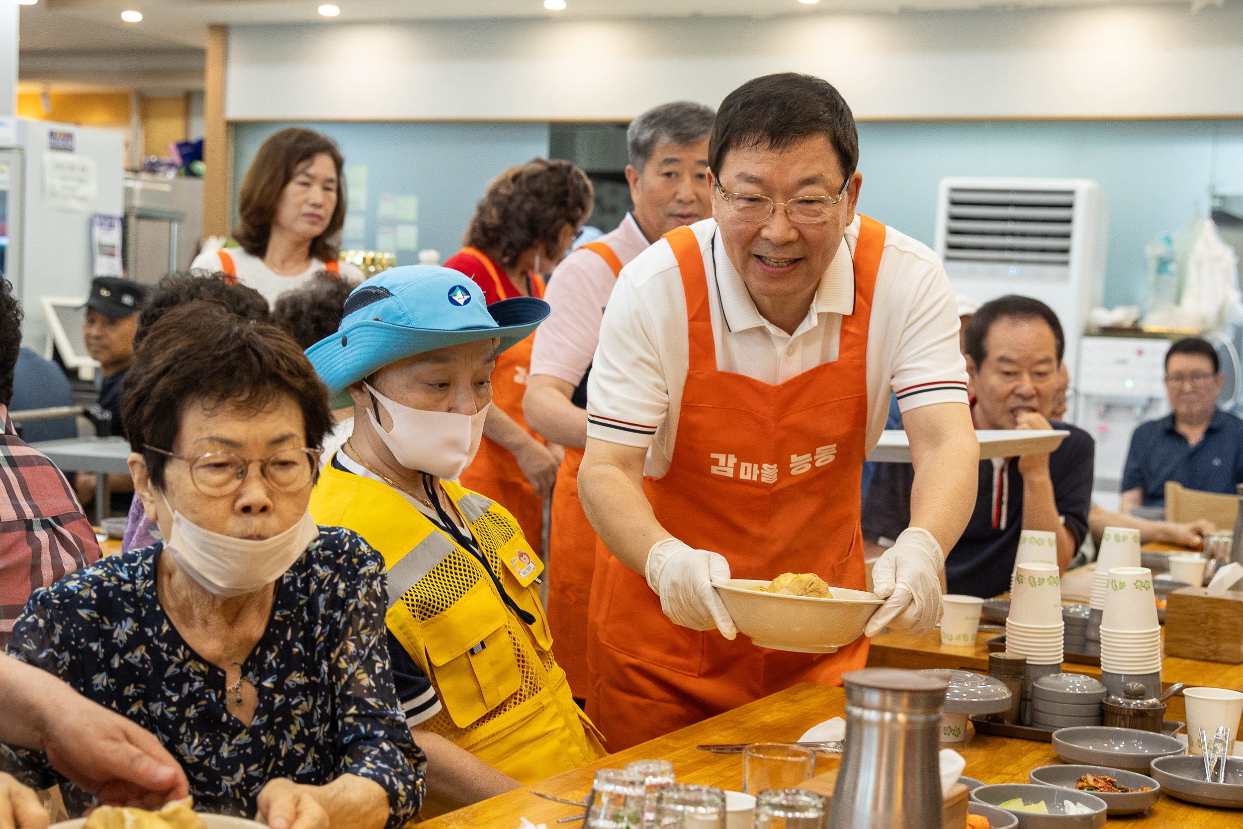 20250718-능동 어르신 건강한 여름나기 초복맞이 삼계탕 나눔 행사 20250718-8623_L_174139.jpg