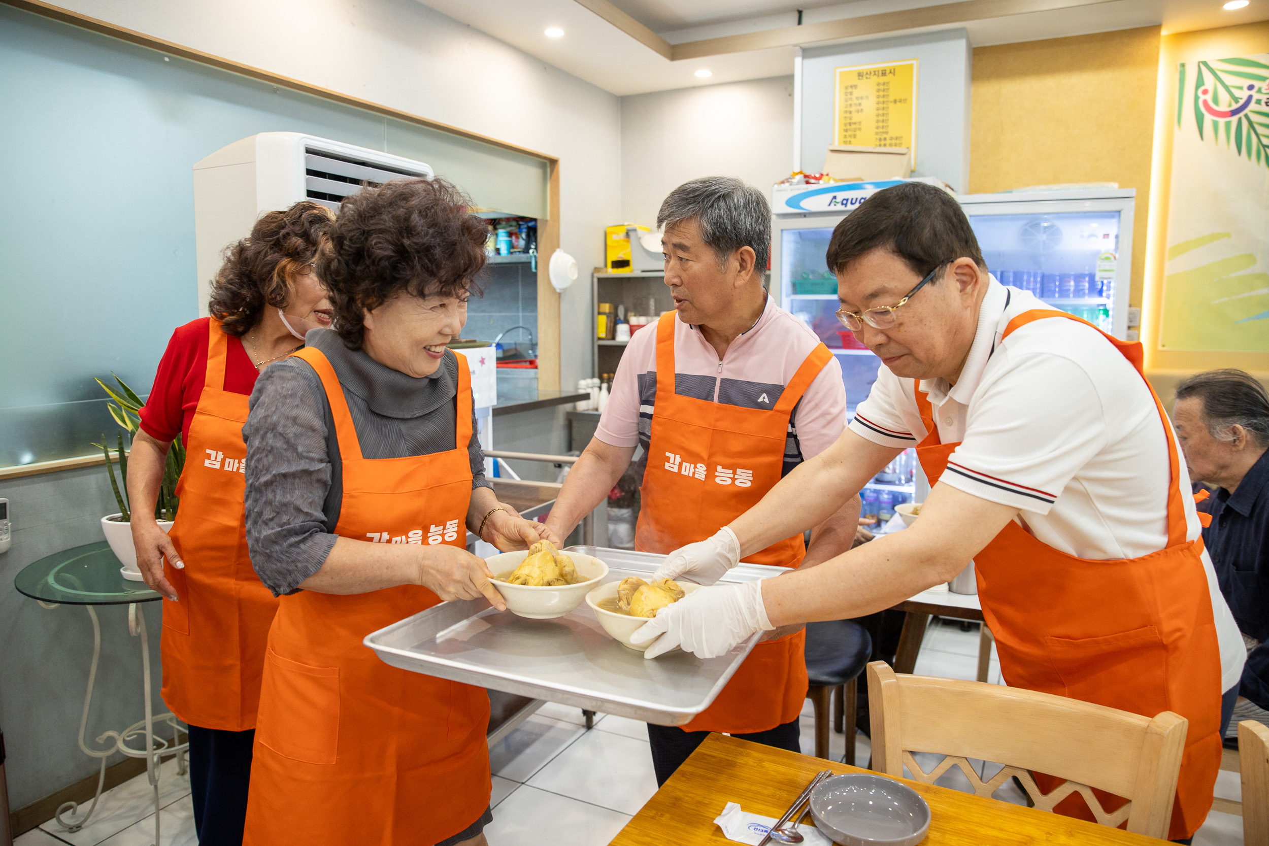 20250718-능동 어르신 건강한 여름나기 초복맞이 삼계탕 나눔 행사 20250718-8659_L_174139.jpg