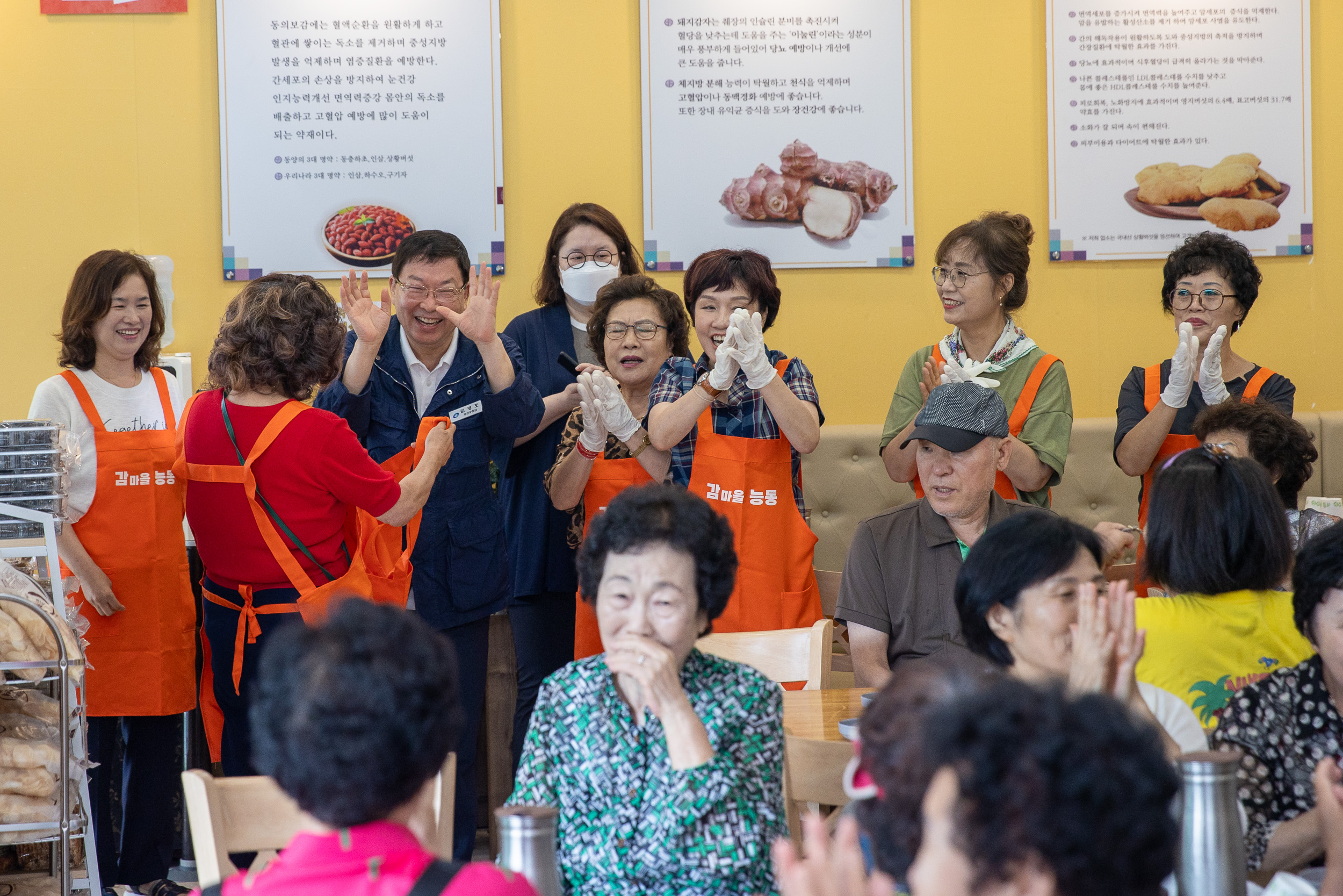 20250718-능동 어르신 건강한 여름나기 초복맞이 삼계탕 나눔 행사 20250718-8558_L_174138.jpg