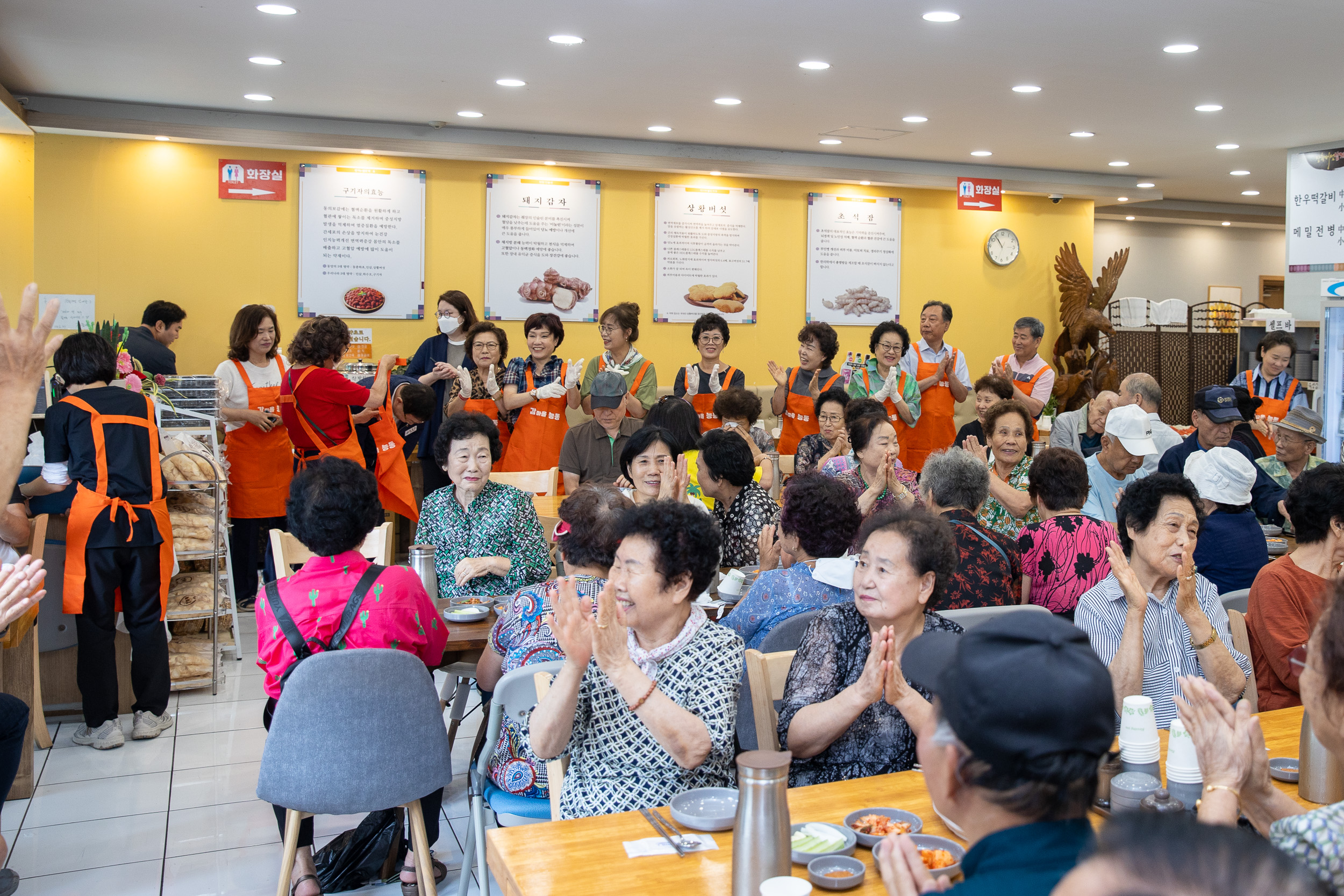 20250718-능동 어르신 건강한 여름나기 초복맞이 삼계탕 나눔 행사 20250718-8565_L_174138.jpg