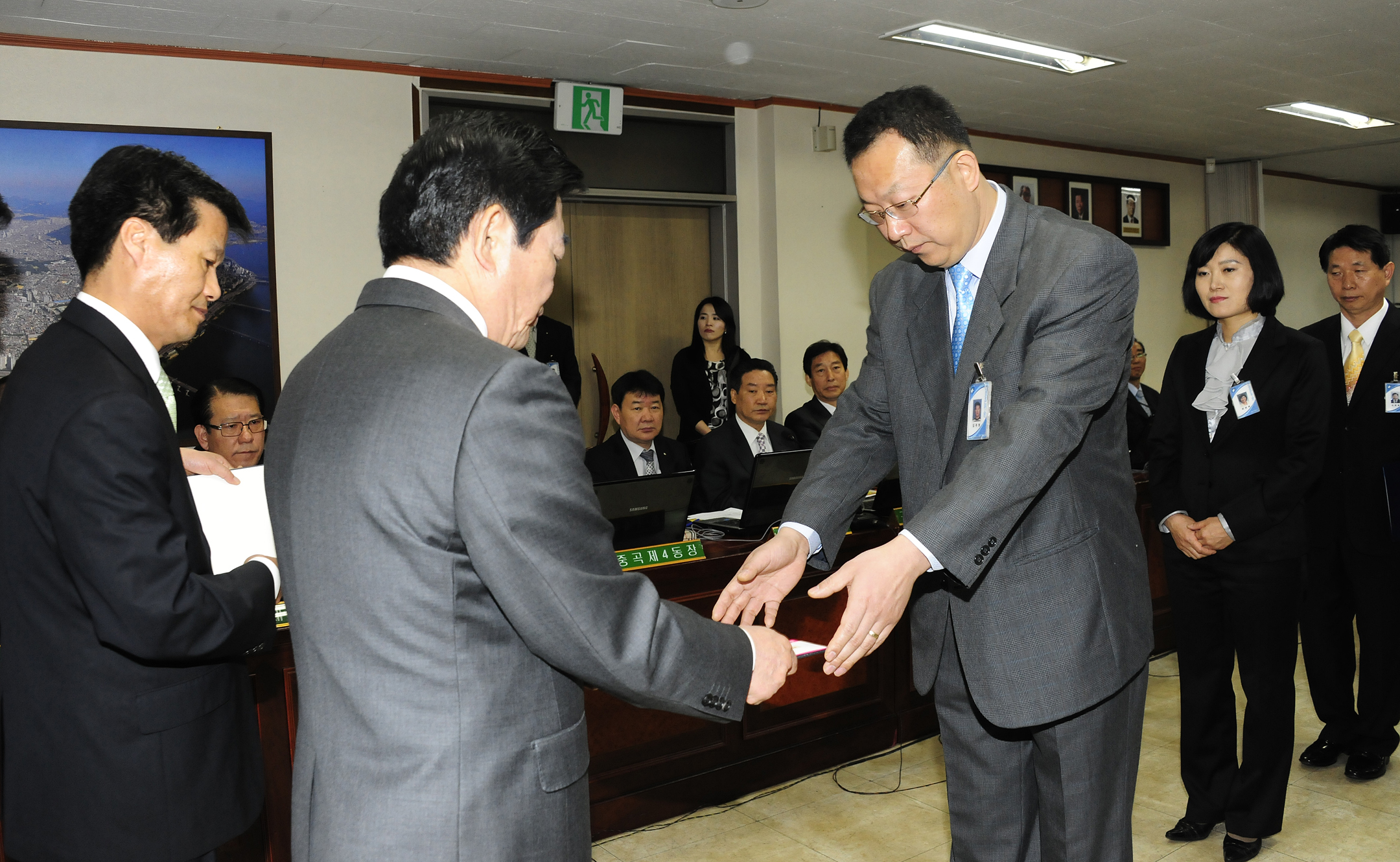 20110421-구 동 확대간부회의 표창 31430.JPG