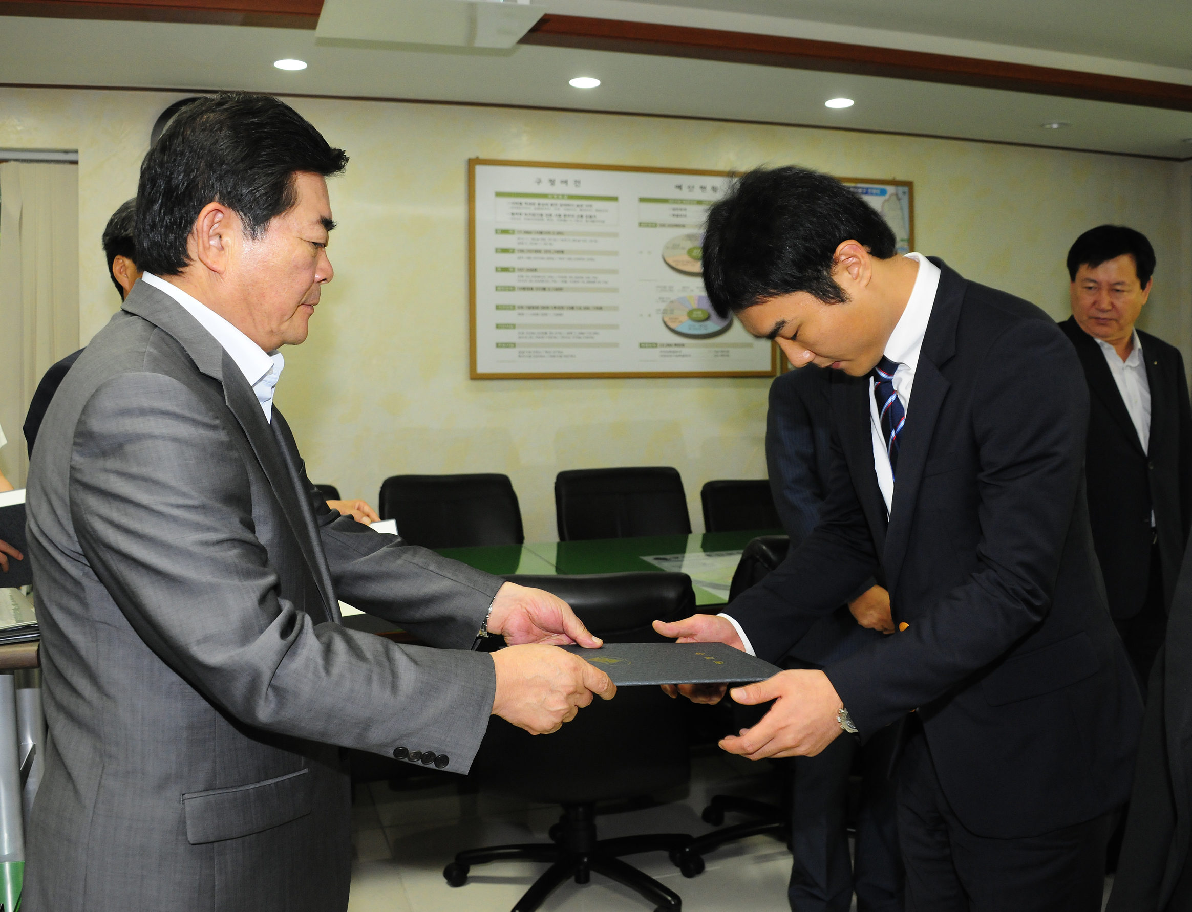 20110901-신규직원 임명장 수여 40014.JPG