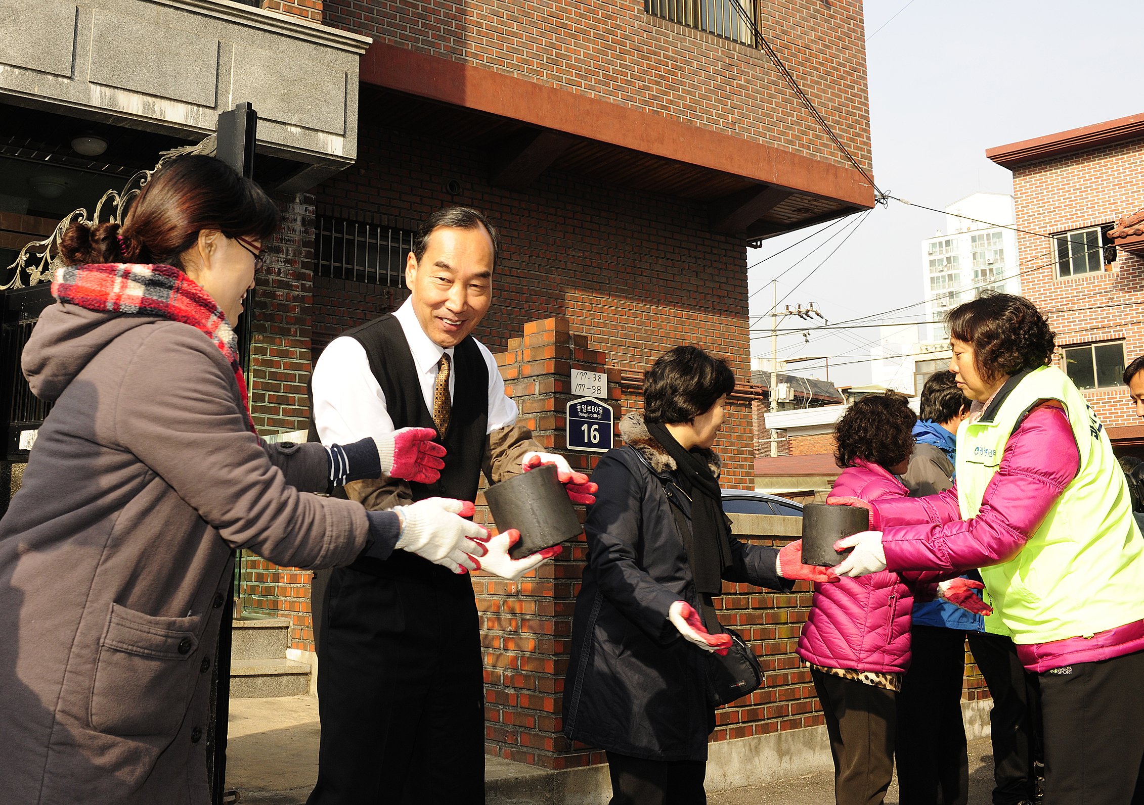 20111206-새마을지도자 따뜻한 겨울나기 사랑의 쌀 연탄 나누기 44380.JPG
